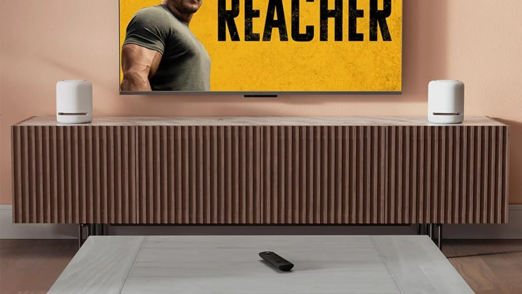 Amazon Fire TV Stick 4K trong phòng khách có TV đang bật