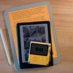 Ảnh minh họa các thiết bị công nghệ đời cũ như Daylight DC-1, Kindle Colorsoft, Panic Playdate với các loại màn hình hiển thị đặc trưng.