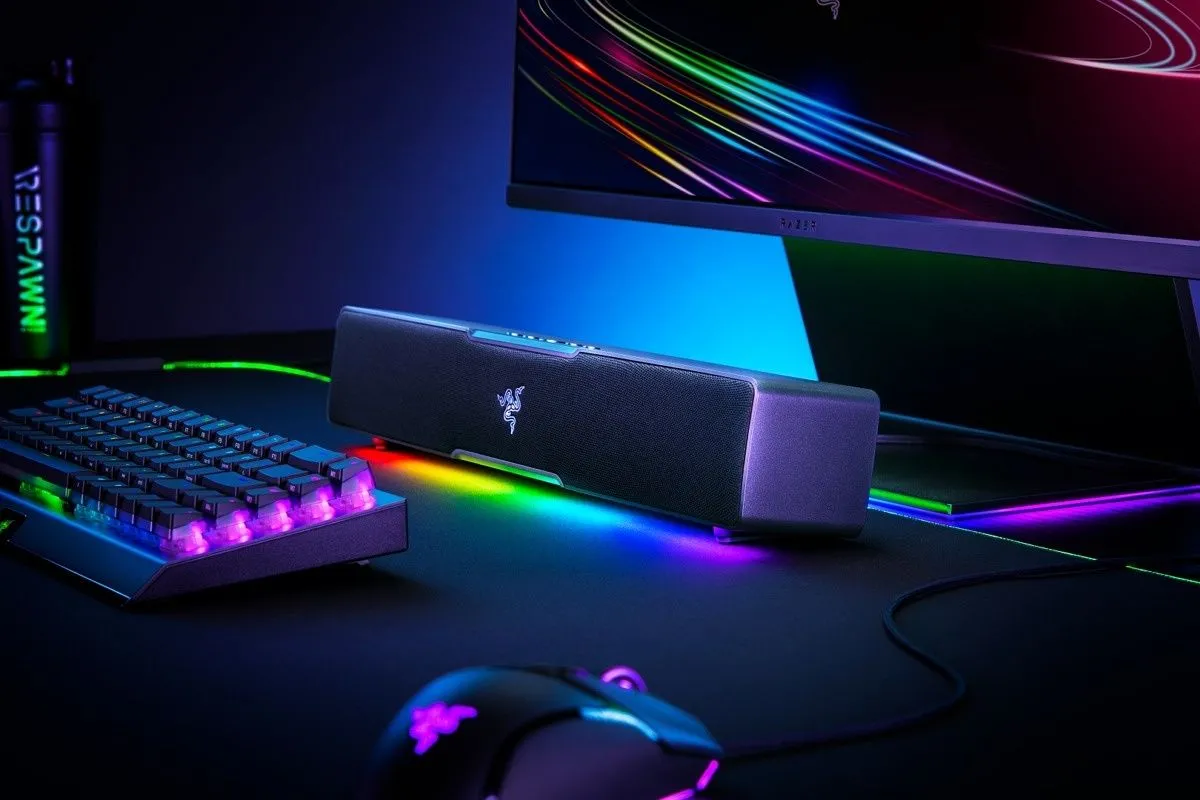 Ảnh minh họa một mẫu loa soundbar dưới màn hình máy tính, cho thấy thiết kế gọn gàng.