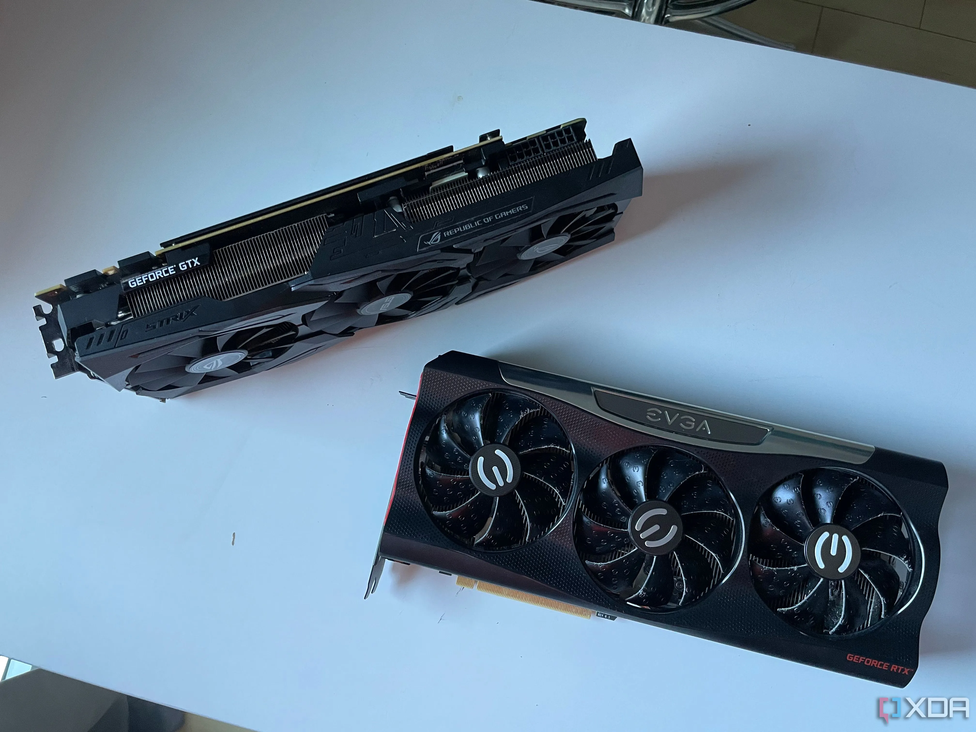 Ảnh so sánh card đồ họa ASUS STRIX GTX 1080 Ti và EVGA RTX 3080, thể hiện sự khác biệt hiệu năng qua các thế hệ