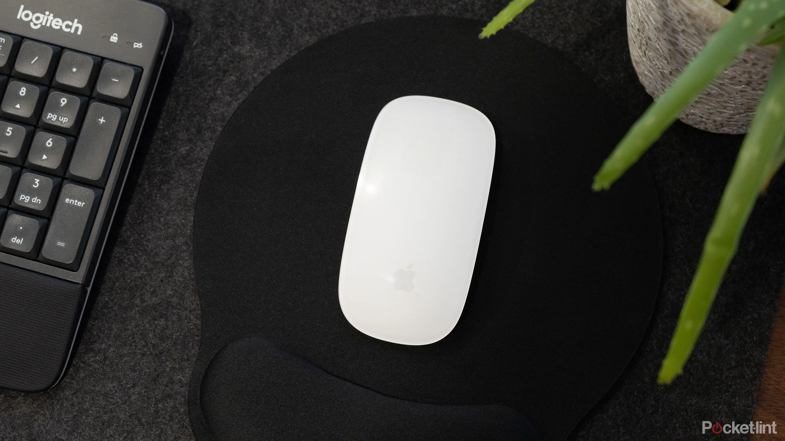 Apple Magic Mouse trên tấm lót, phụ kiện có thể dùng với iPhone/iPad nếu hỗ trợ chuột tốt hơn.