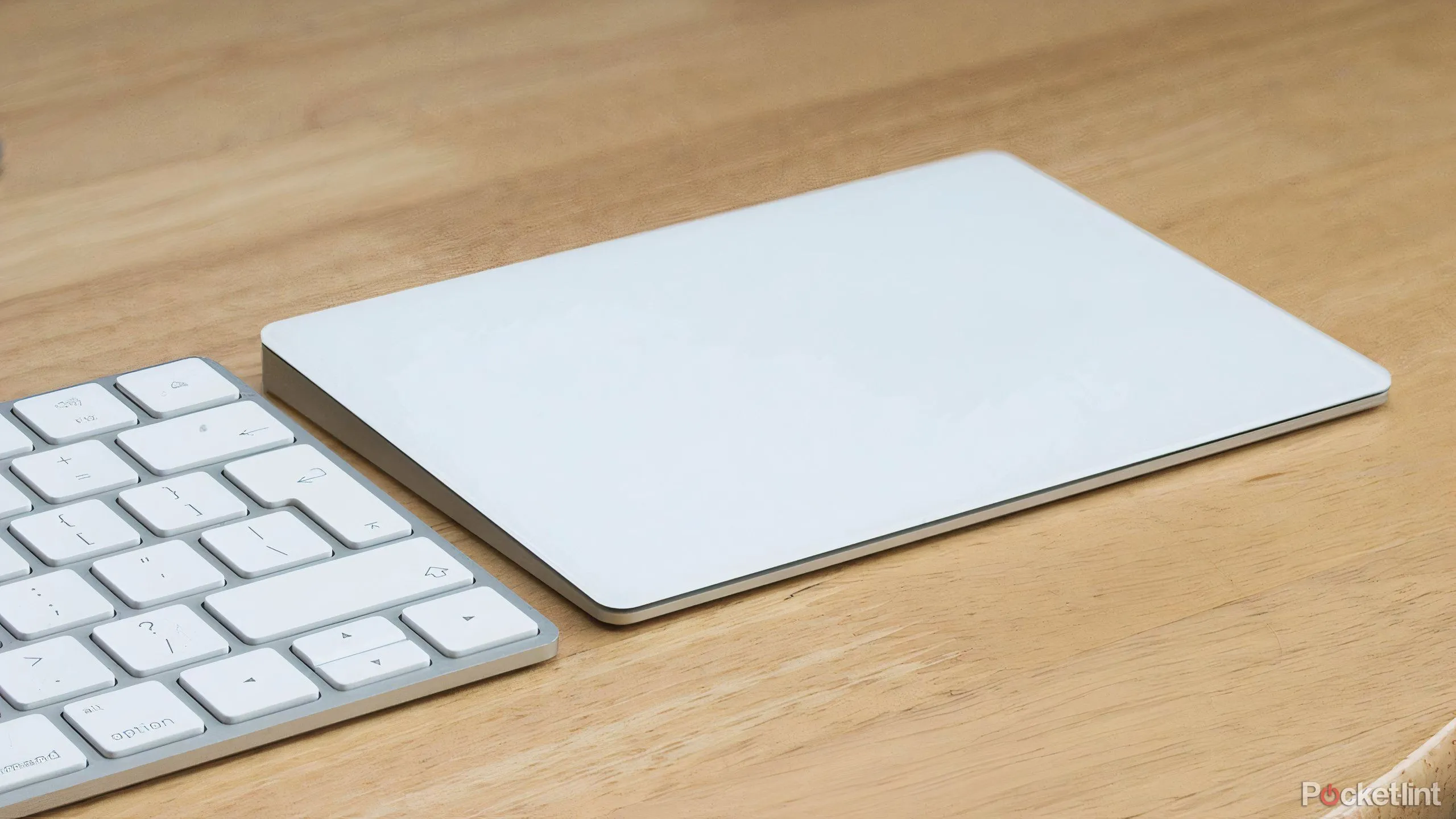 Apple Magic Trackpad 2 và Magic Keyboard trên bàn làm việc, phụ kiện cần thiết cho trải nghiệm desktop.