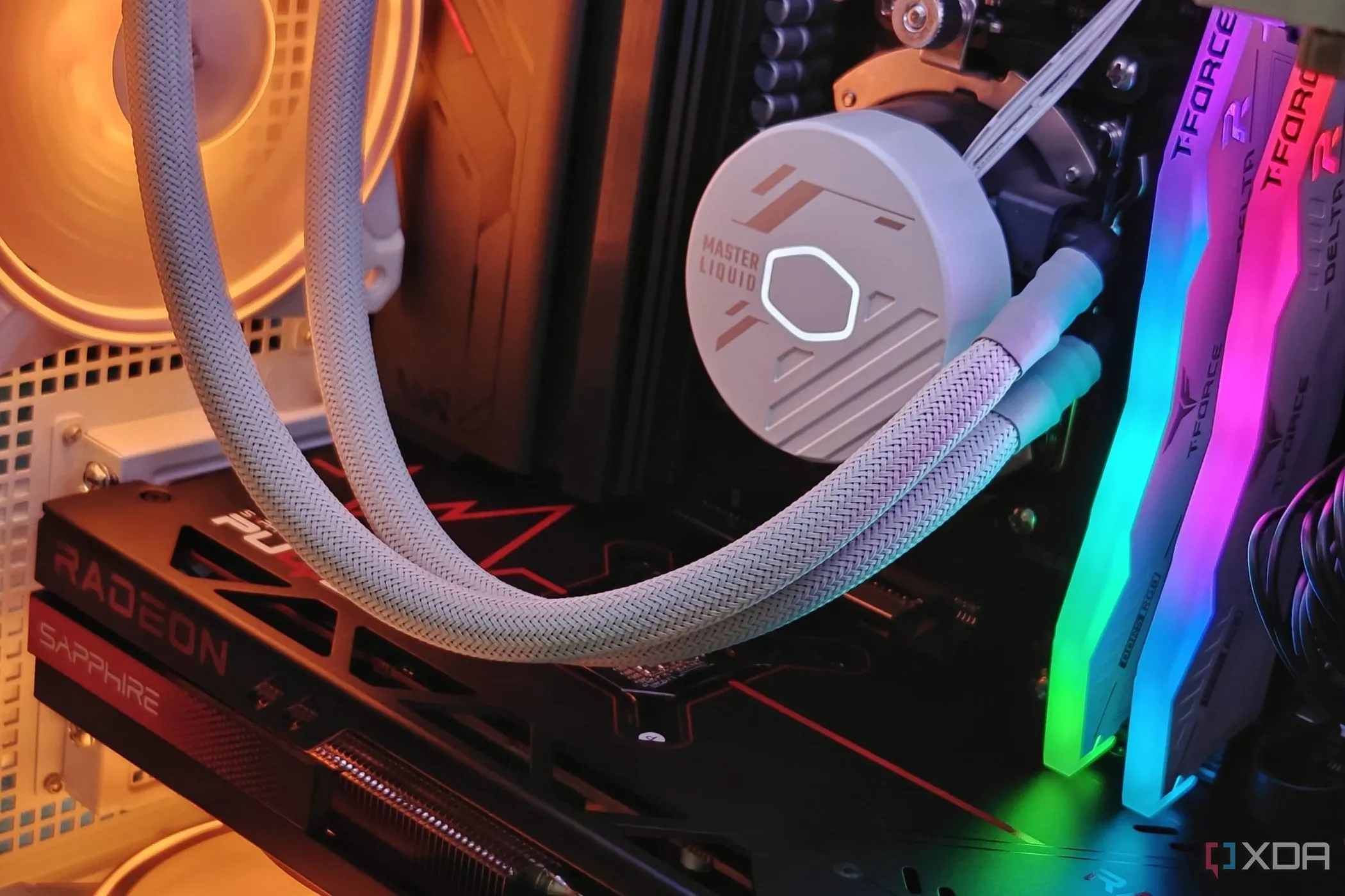 Bên trong case PC gaming với đèn RGB, thể hiện sự phối hợp của các linh kiện ảnh hưởng đến hiệu năng tổng thể.