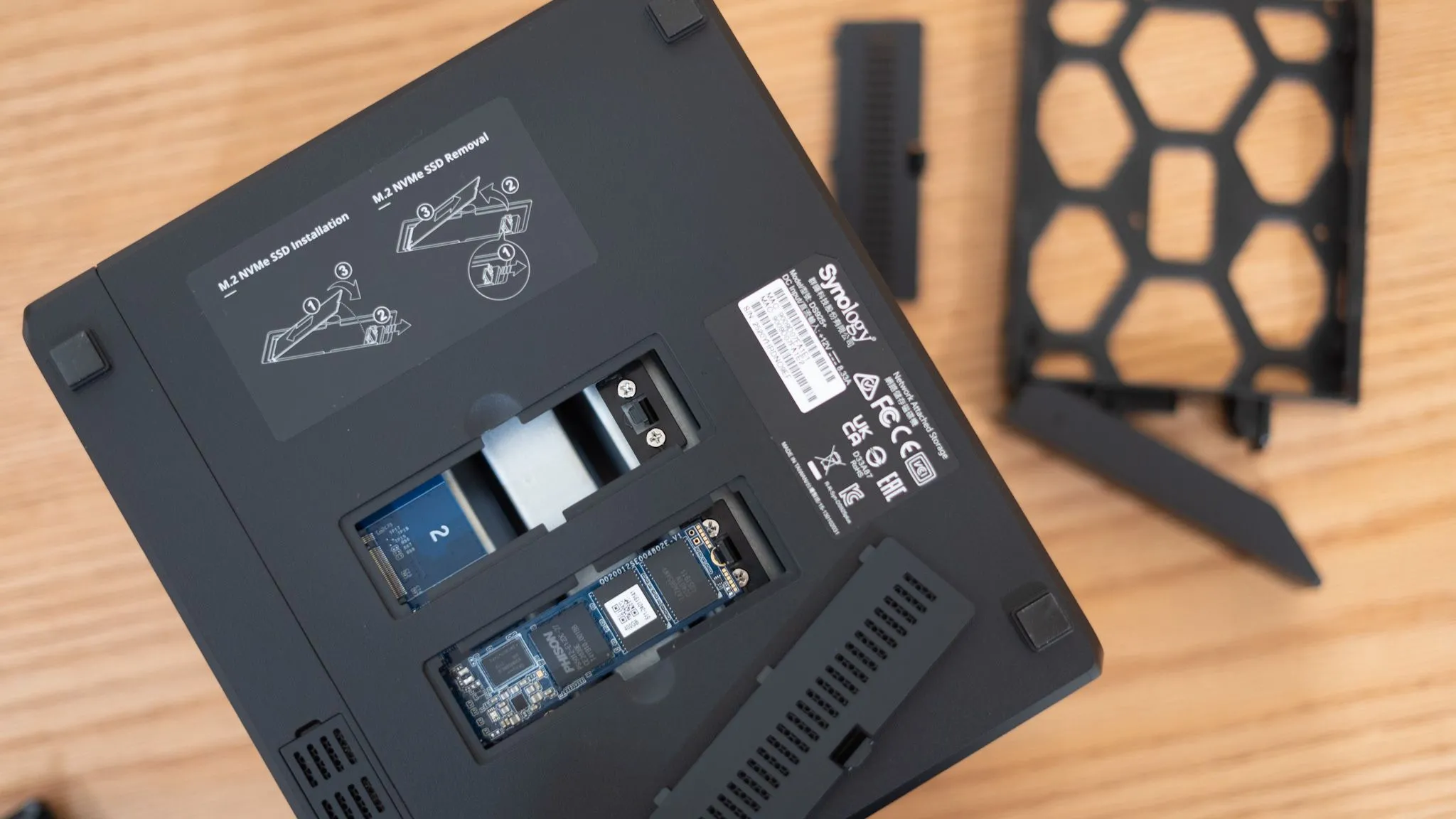 Các khe cắm ổ cứng và NVMe trên thiết bị Synology DS925+, biểu thị cấu hình phần cứng NAS và việc quản lý ổ đĩa