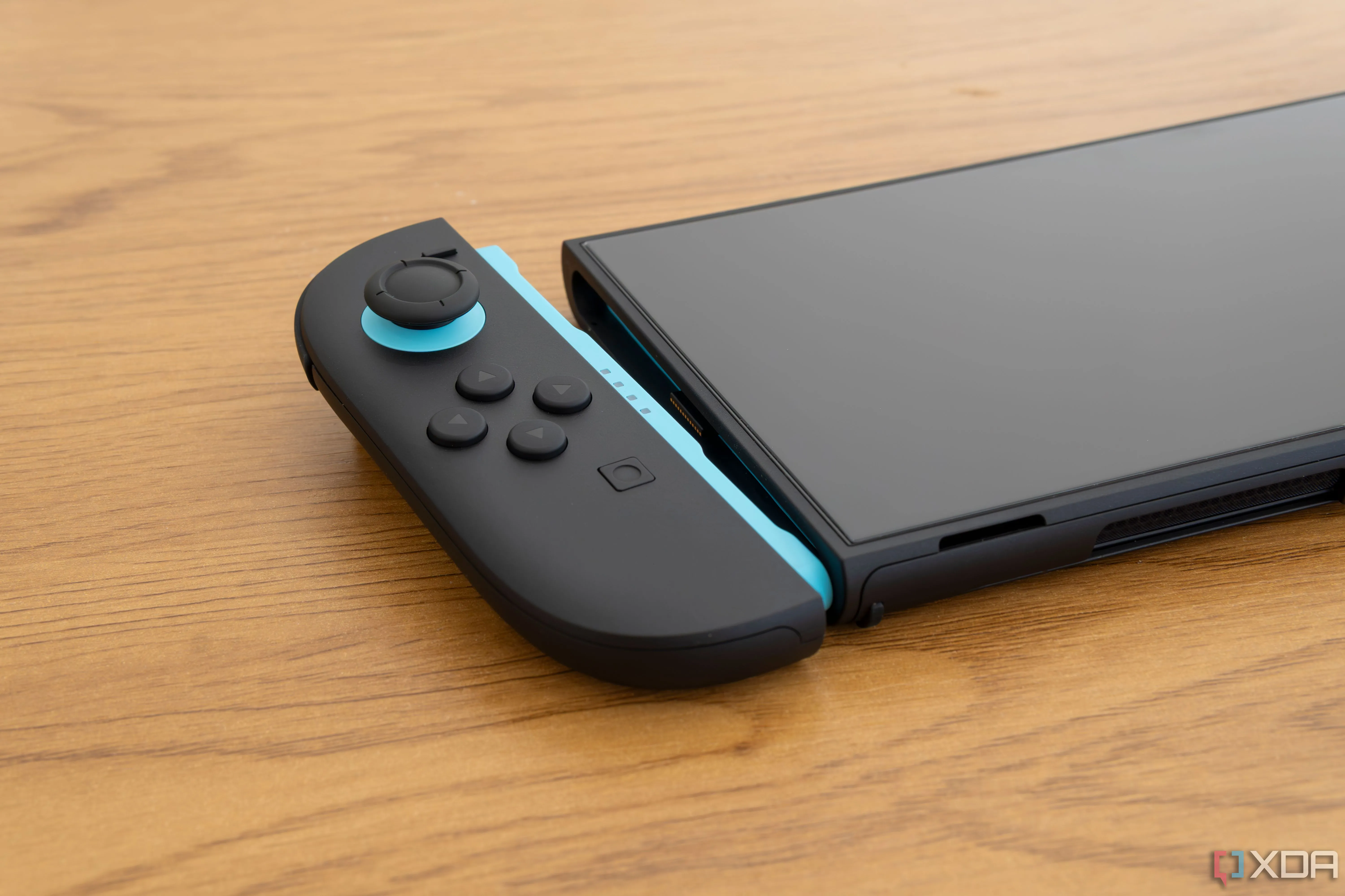 Cận cảnh bộ điều khiển Joy-Con 2 tháo rời cạnh khe cắm trên thân máy Switch 2