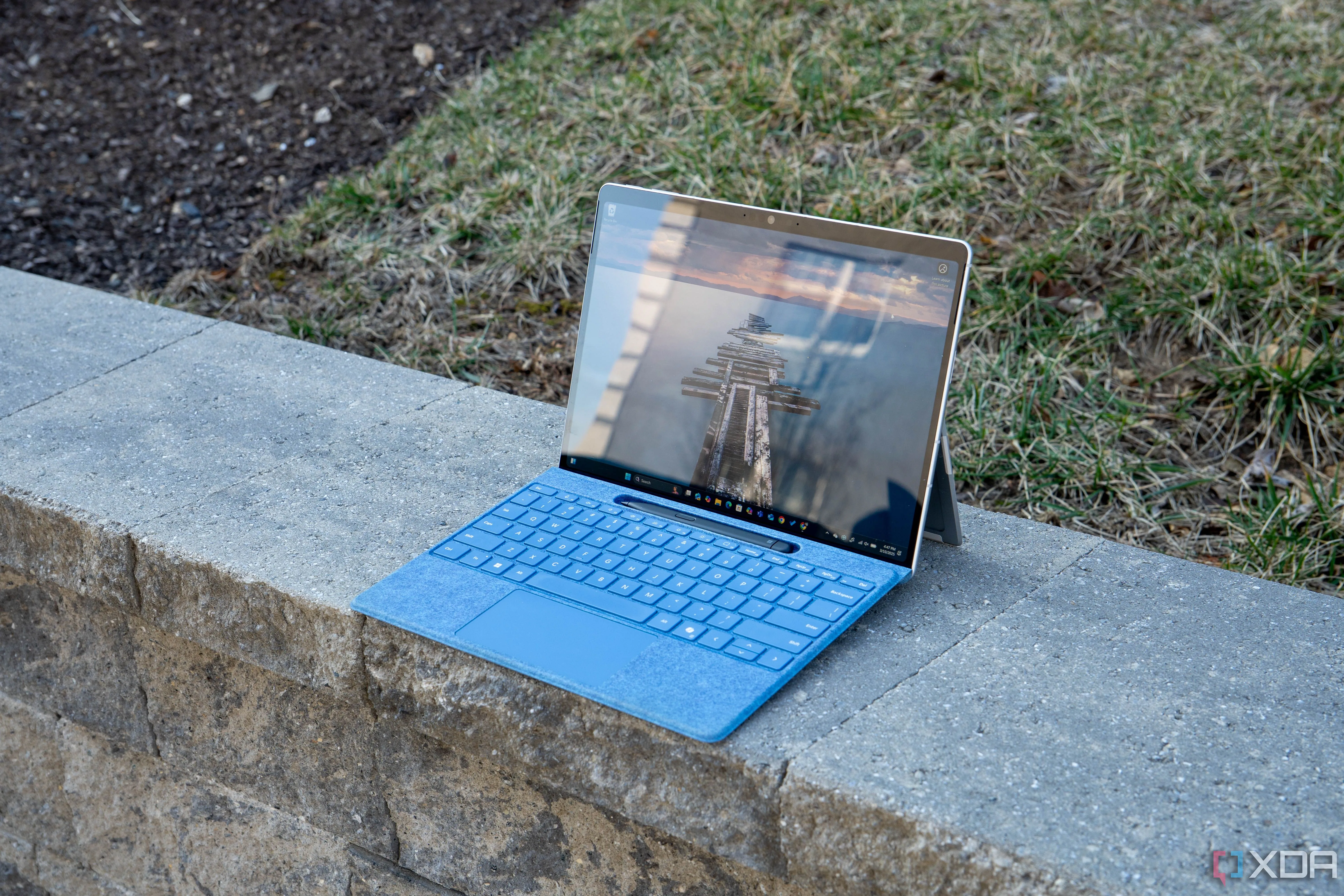 Cận cảnh Microsoft Surface Pro 11 hiển thị giao diện Windows