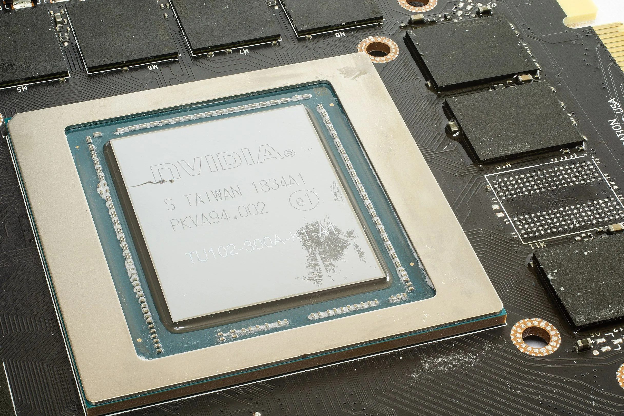 Cận cảnh nhân GPU và các chip nhớ VRAM, minh họa trực quan cho thành phần xử lý đồ họa và bộ nhớ liên quan đến khái niệm VRAM Usage.