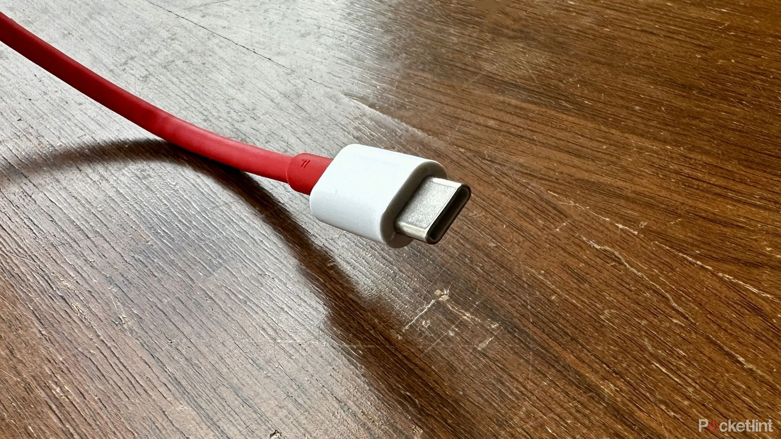 Cáp USB-C màu đỏ