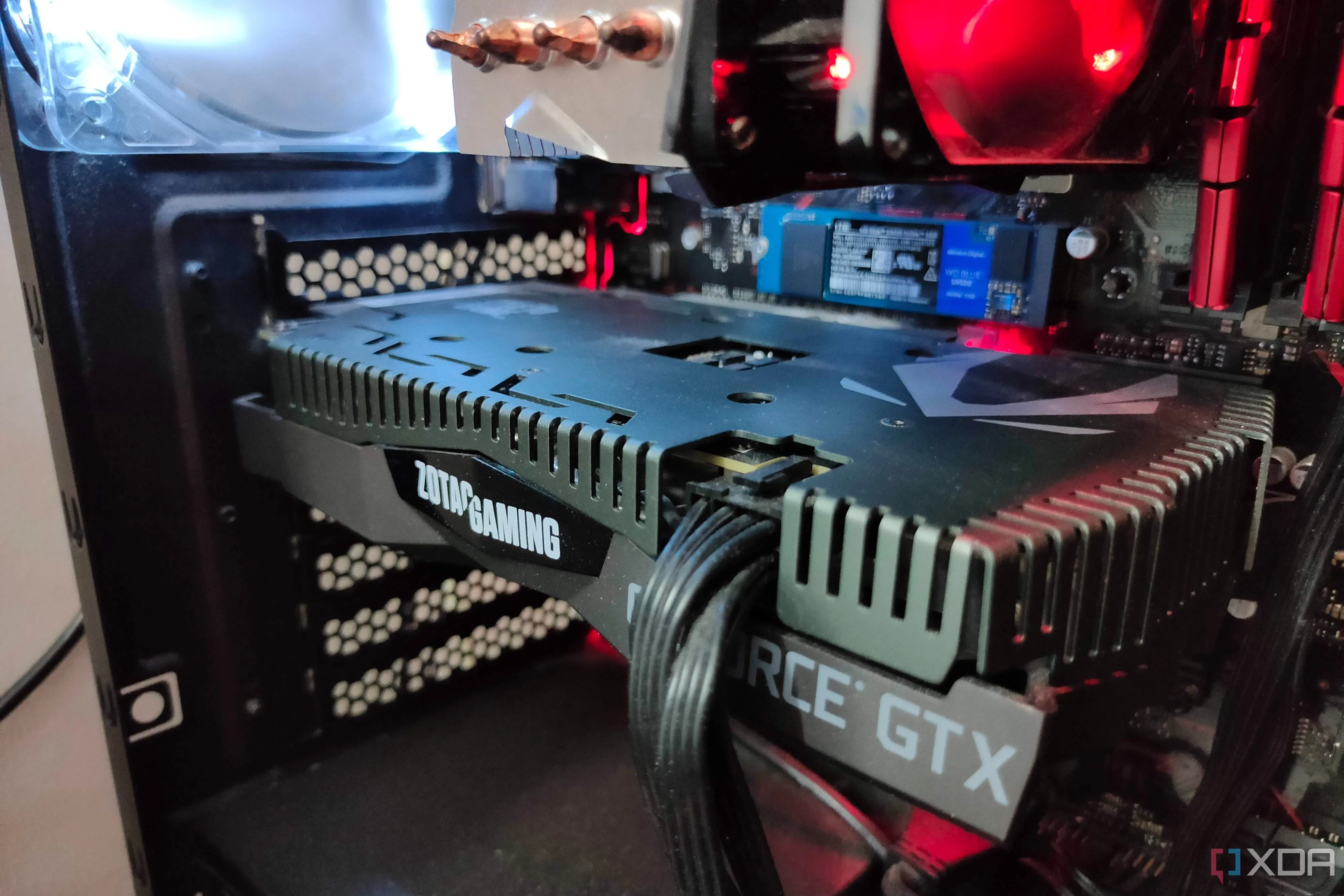 Card đồ họa GeForce GTX 1660 Ti bên trong một dàn PC gaming, đại diện cho phân khúc entry-level/giá rẻ đang bị APU thay thế.