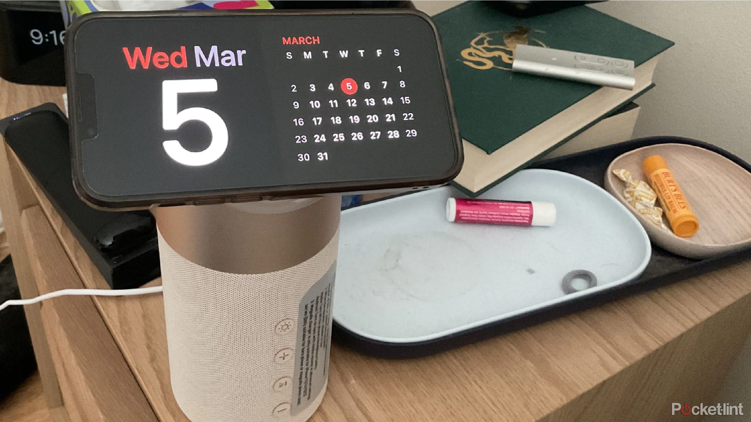 Chế độ Chờ (StandBy) trên iPhone hiển thị lịch và thời gian