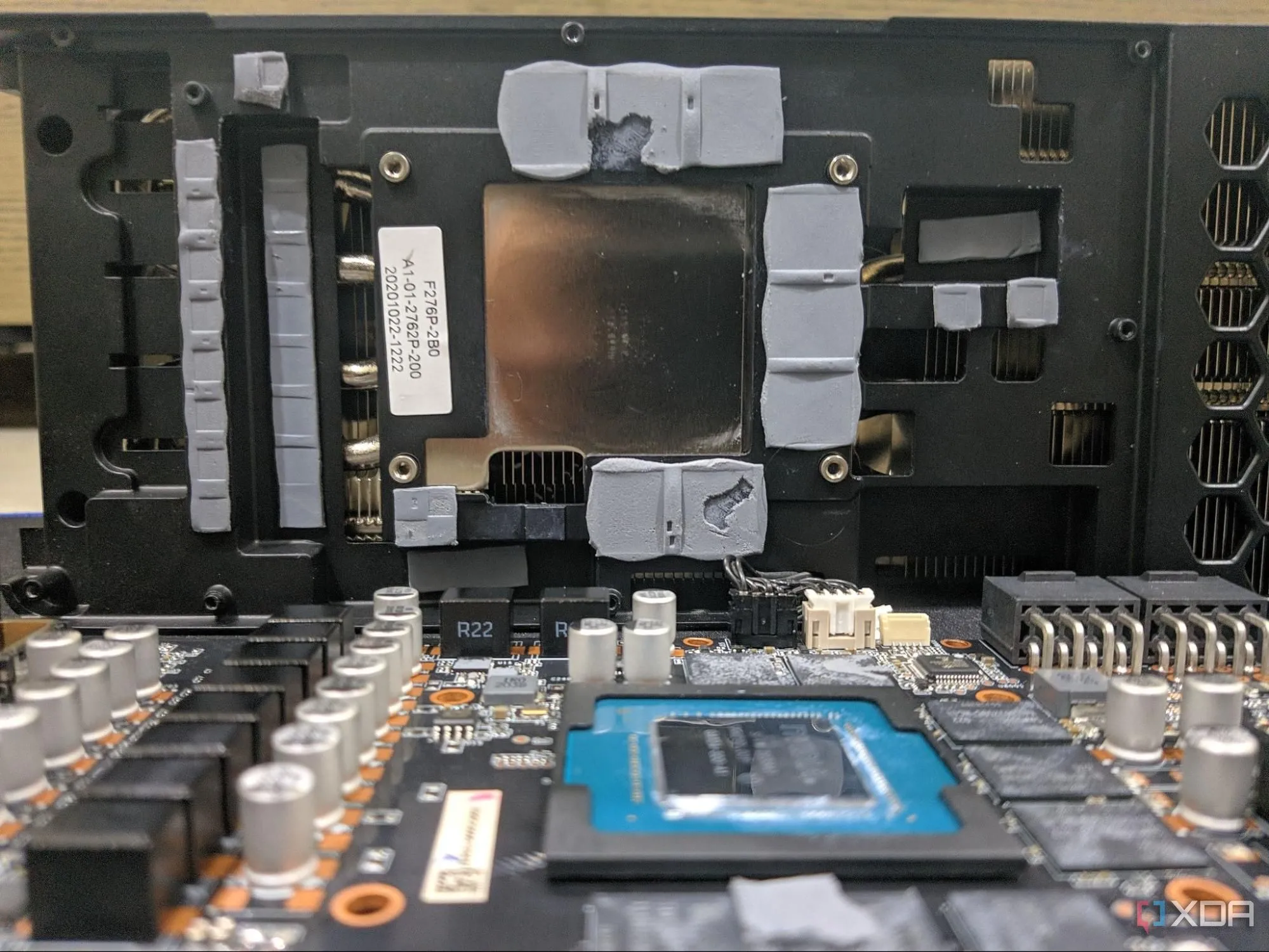 Chip đồ họa GPU, VRAM và thermal pad trên bo mạch card màn hình