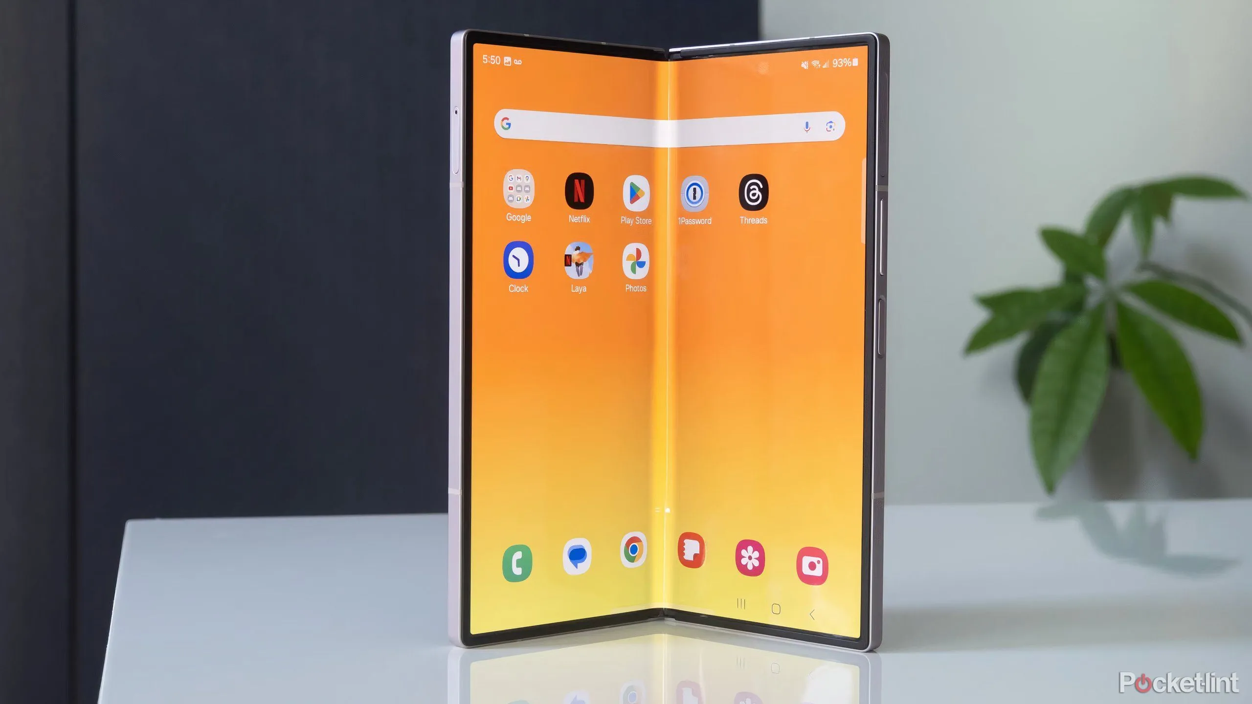Điện thoại gập Samsung Galaxy Z Fold 6 màu bạc đang mở, đặt trên bàn trắng