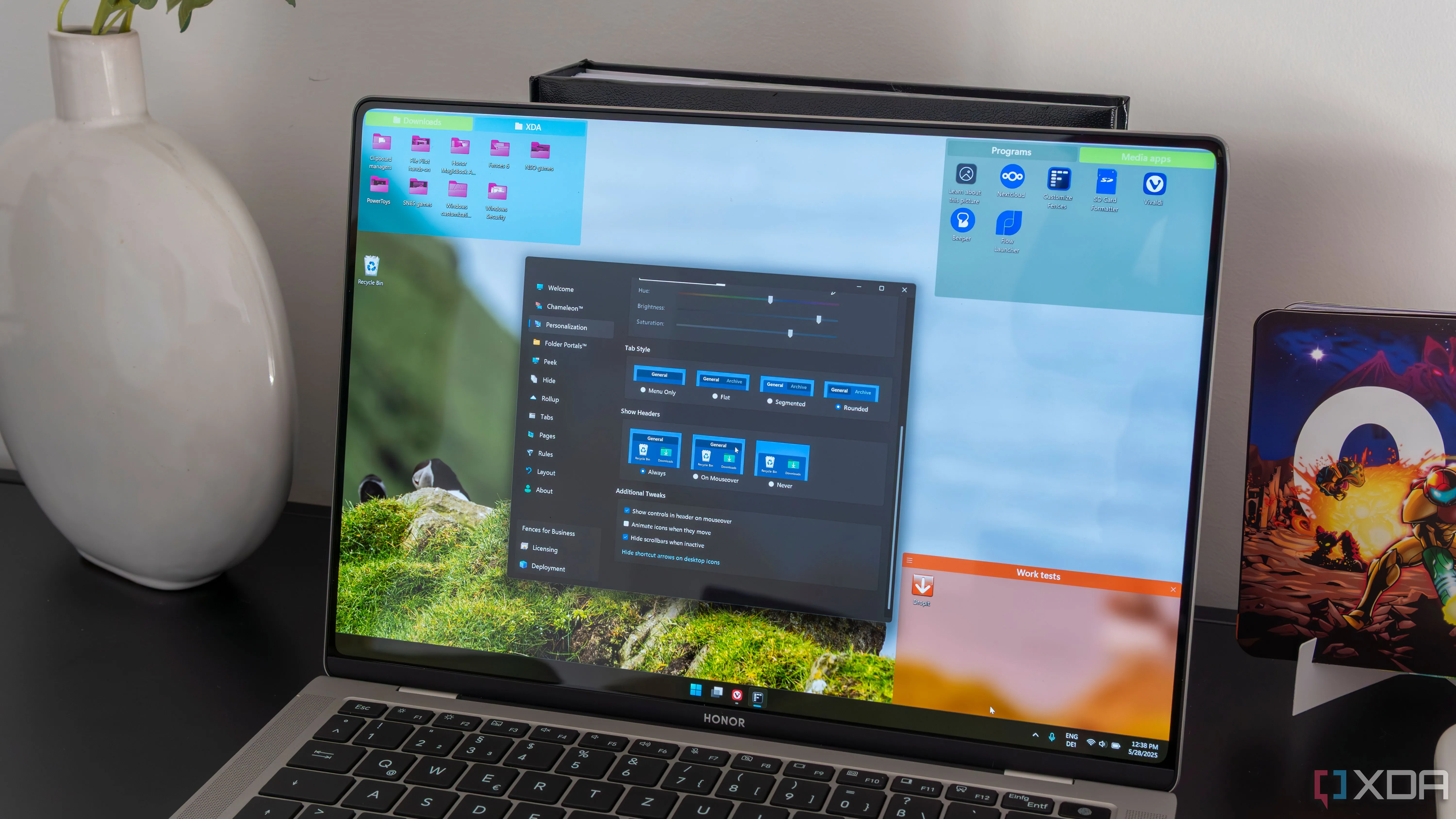 Giao diện màn hình nền Windows 11 với các biểu tượng được sắp xếp gọn gàng