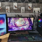 Góc làm việc với setup hai màn hình, minh họa môi trường máy tính cá nhân.