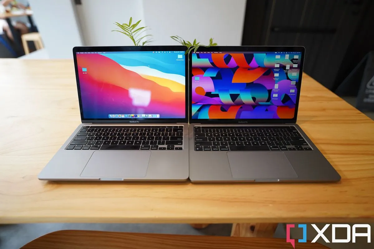 Hai mẫu MacBook Pro 13 inch: bản 2020 dùng chip Intel (trái) và bản 2022 dùng chip M2 Apple Silicon (phải)