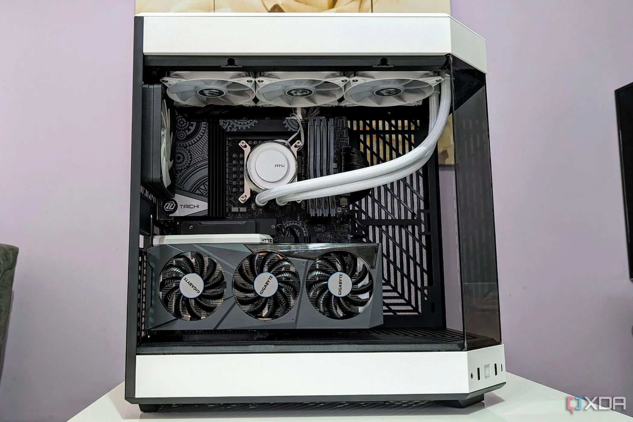 Hệ thống PC trong case trắng với tản nhiệt nước AIO, liên quan đến hiệu năng hoạt động và khả năng tản nhiệt.