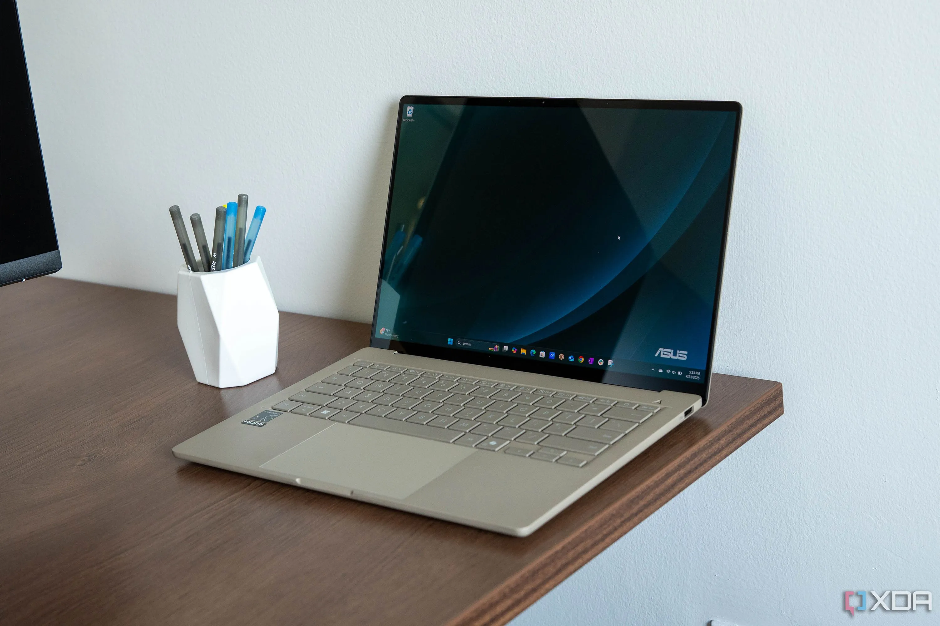 Hình ảnh cận cảnh laptop Asus Zenbook A14