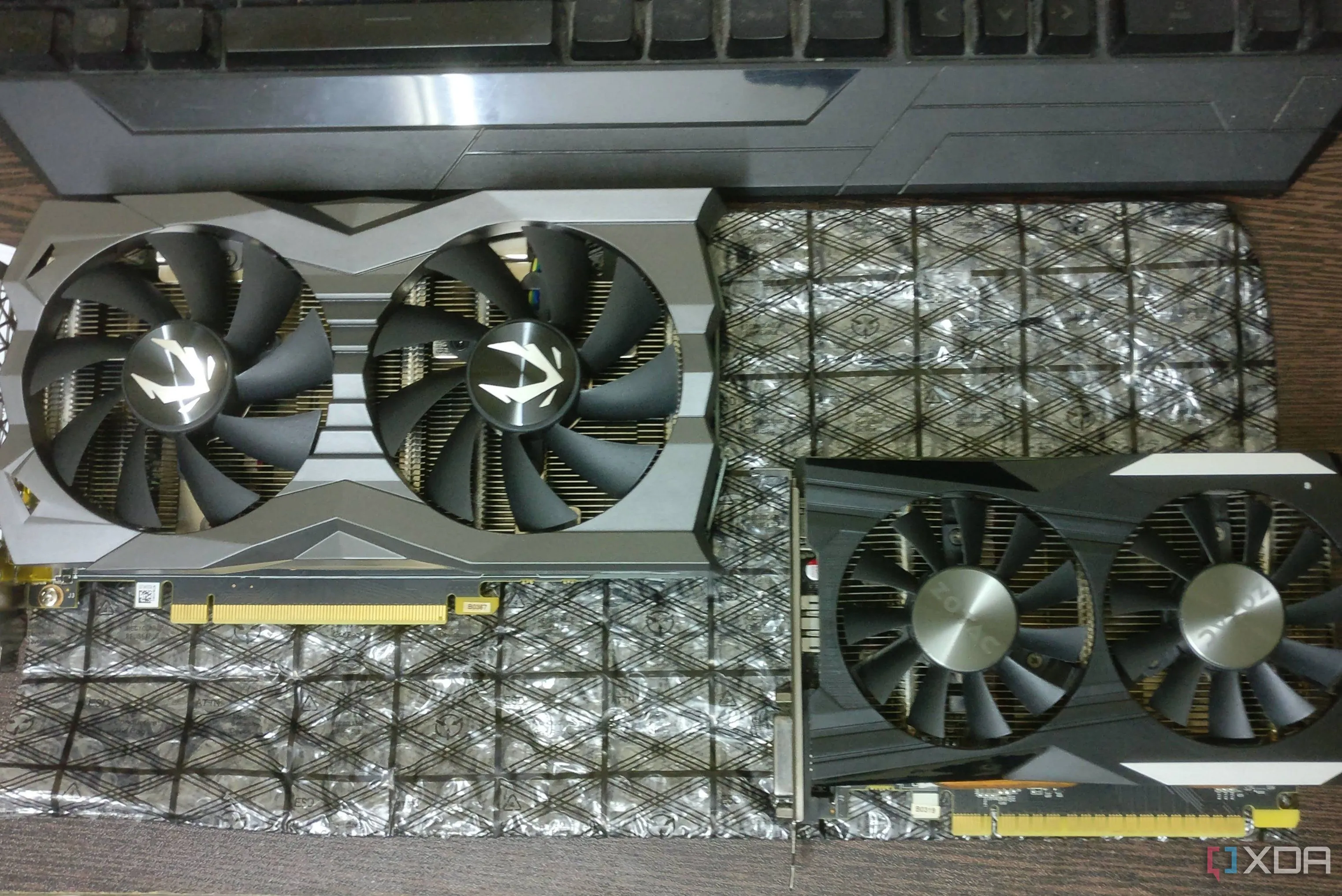 Hình ảnh card đồ họa GeForce GTX 1660 Ti và GTX 1050 Ti, minh họa cho sự thay đổi trong thị trường GPU.