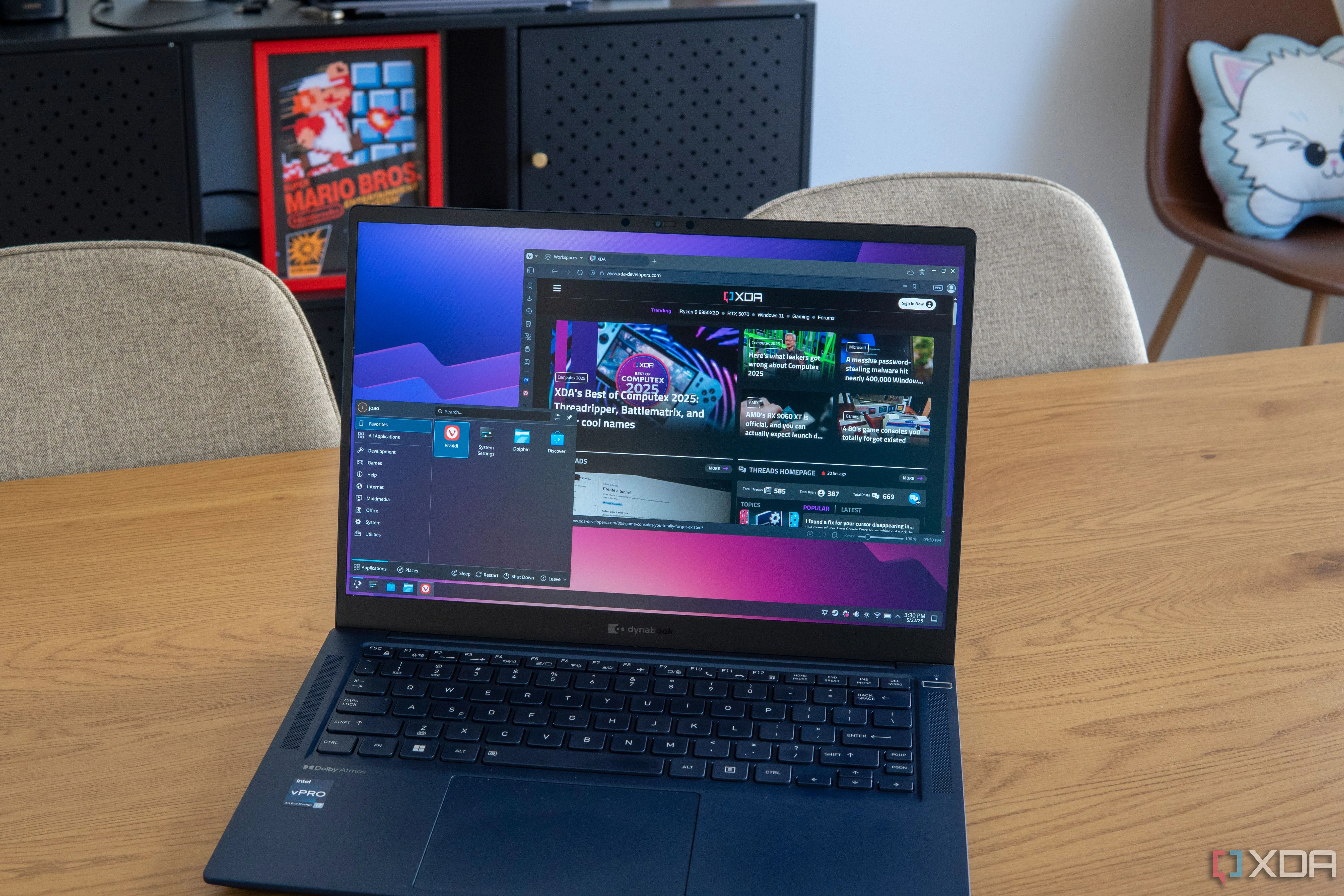 Hình ảnh máy tính xách tay chạy Arch Linux, minh họa môi trường hệ điều hành Linux phổ biến cho NAS, nơi Btrfs tích hợp tốt