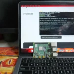 Hình ảnh Raspberry Pi và máy tính minh họa việc truy cập homelab từ xa qua Tailscale