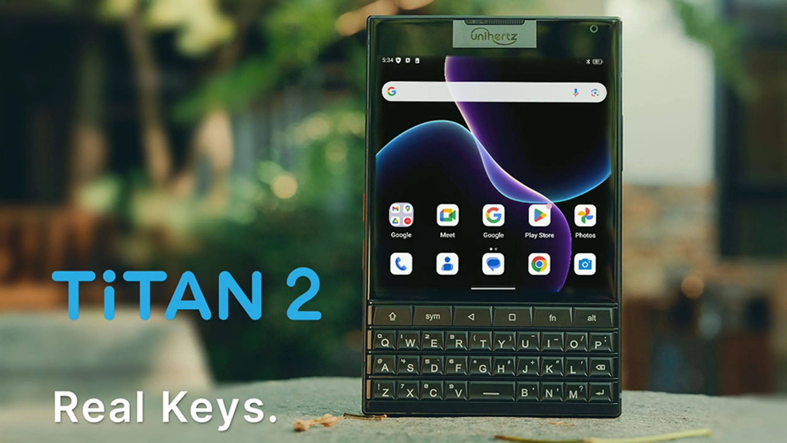 Hình ảnh teaser chính thức của điện thoại Unihertz Titan 2 với bàn phím vật lý và màn hình vuông