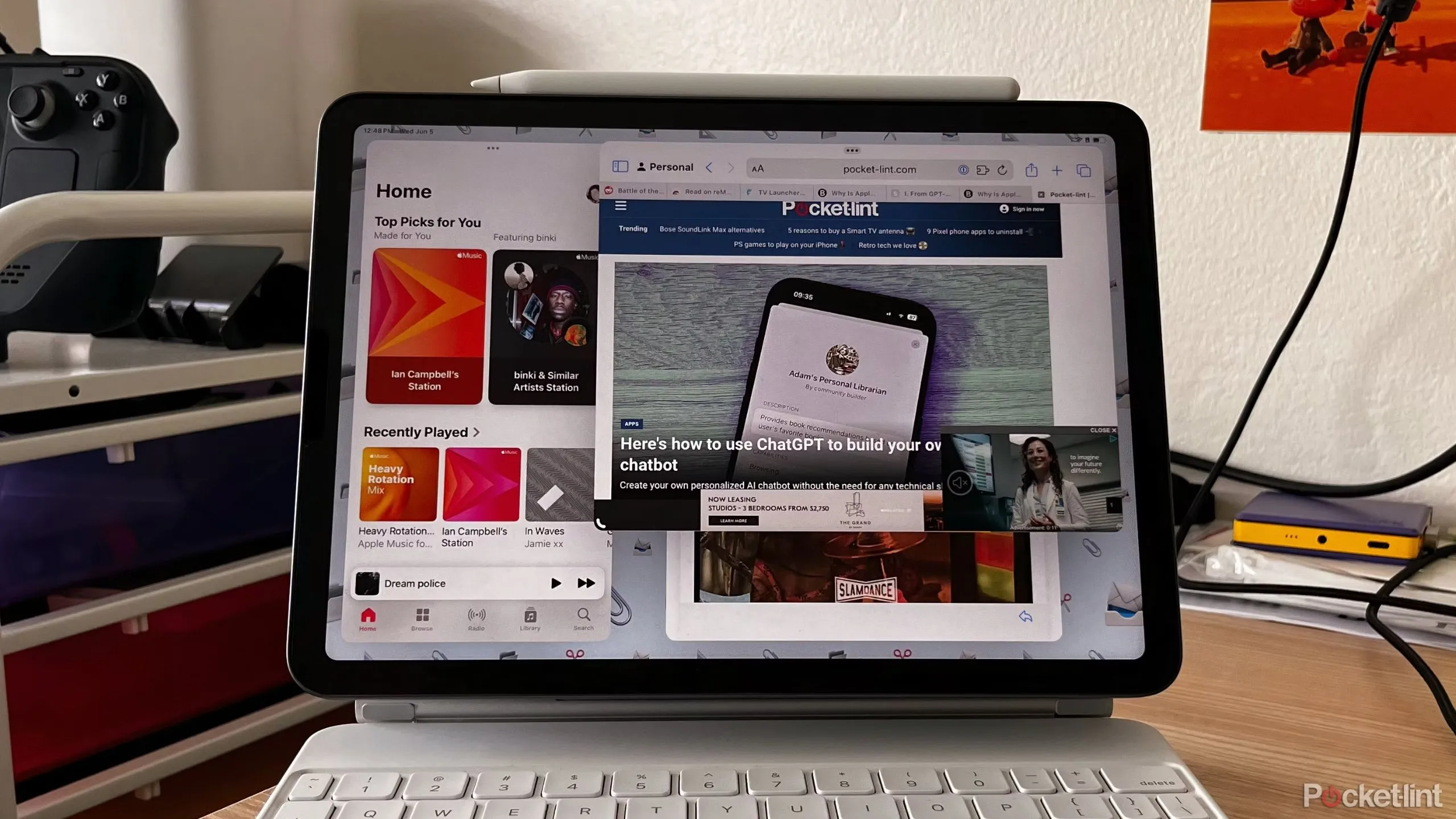 iPad Air gắn trên Magic Keyboard hiển thị Stage Manager, tính năng đa nhiệm mạnh mẽ trên iPadOS.