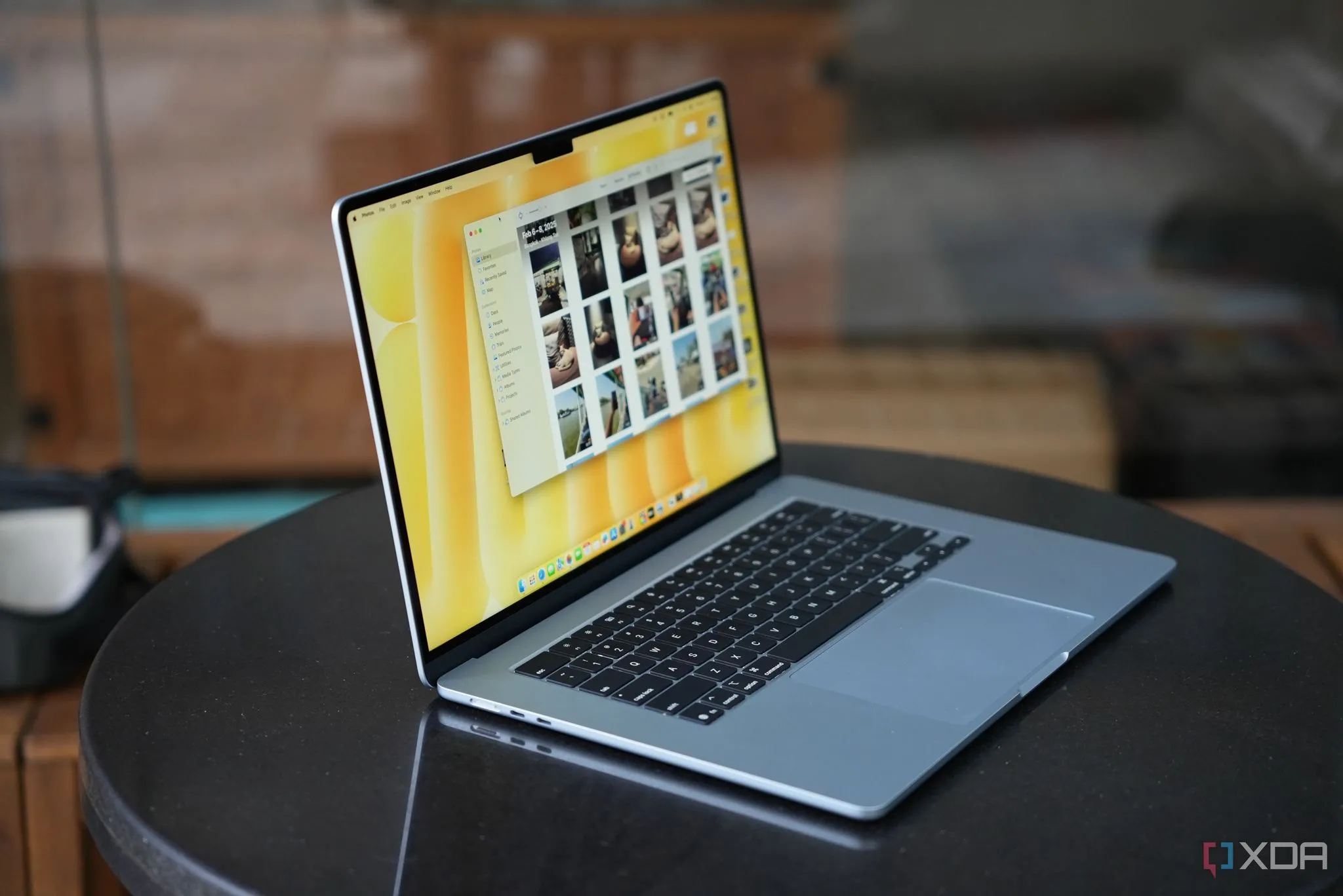 Laptop Apple MacBook Air M4 màu xanh đen đặt trên bàn làm việc