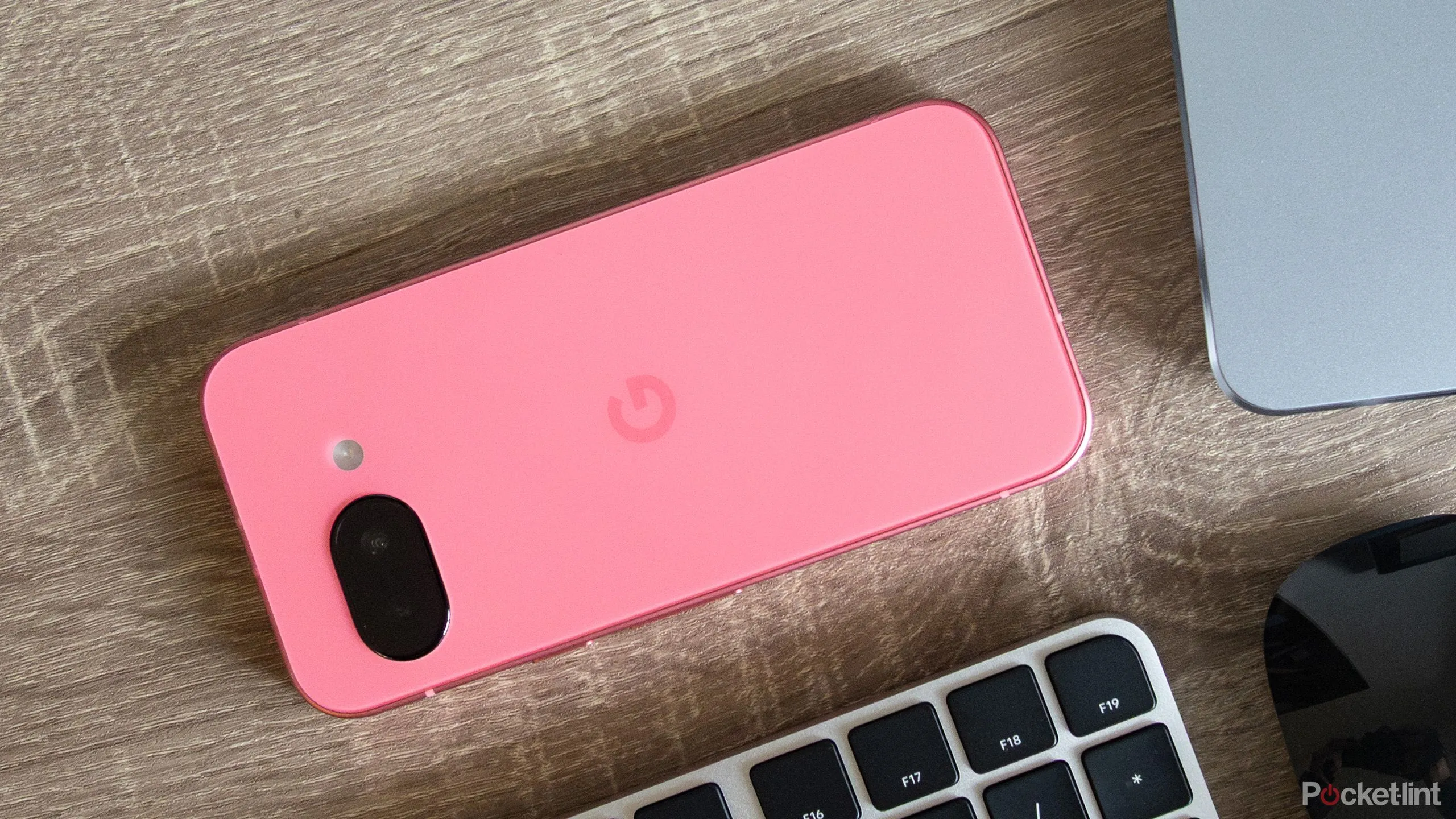 Mặt lưng điện thoại Google Pixel 9a với cụm camera kép
