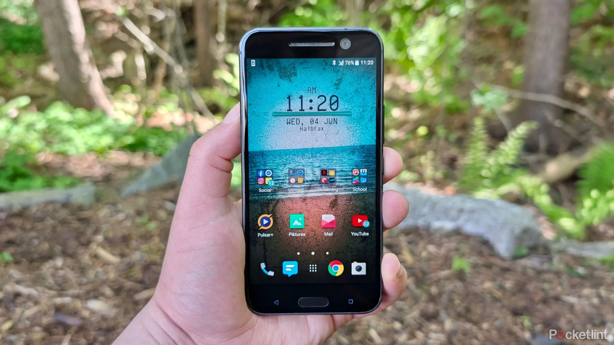 Mặt lưng và cạnh bên của HTC 10 màu xám kim loại, làm nổi bật thiết kế viền vát đặc trưng