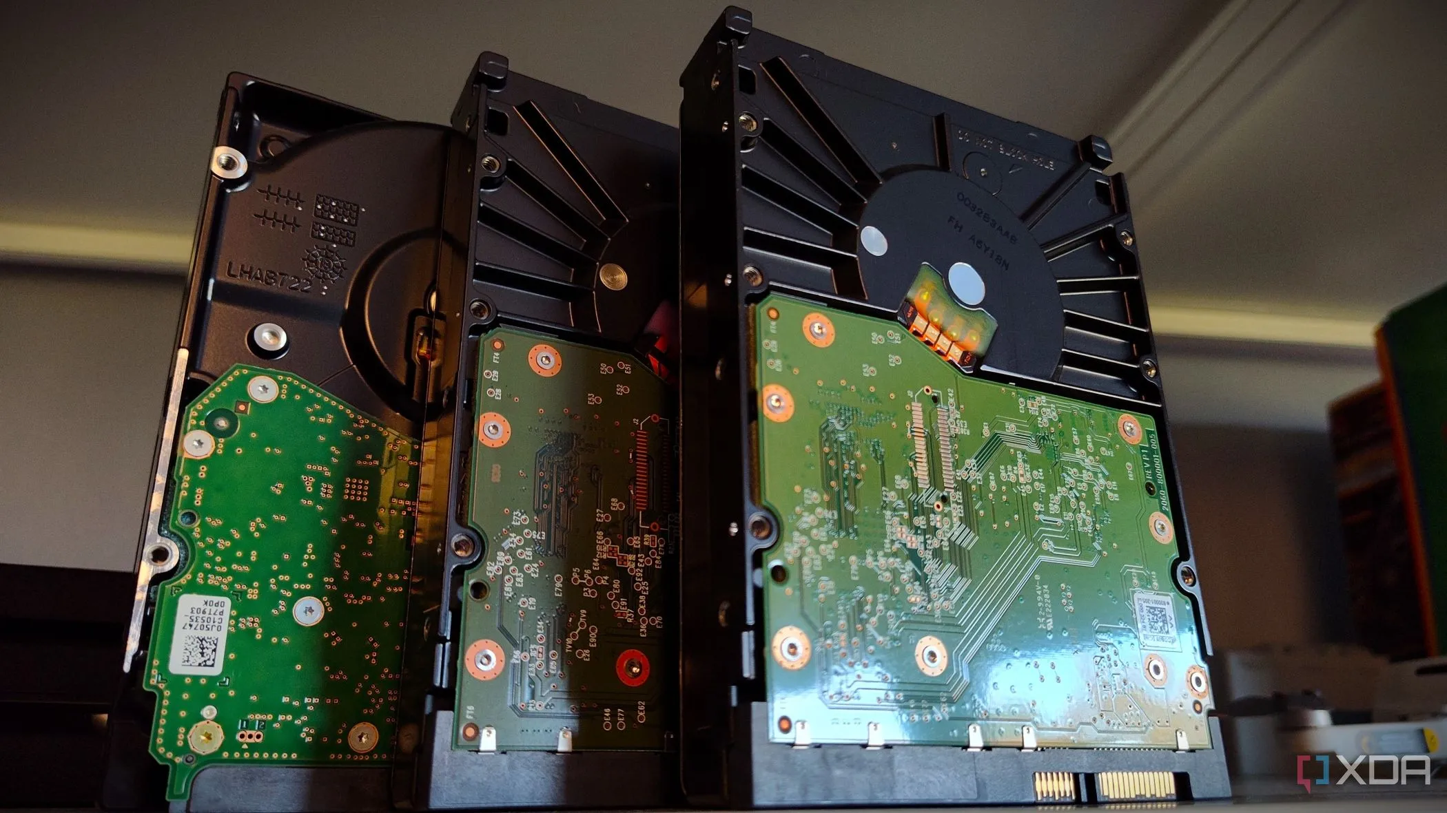 Mặt sau của các ổ cứng HDD được xếp chồng, minh họa cho việc lưu trữ nguội dữ liệu