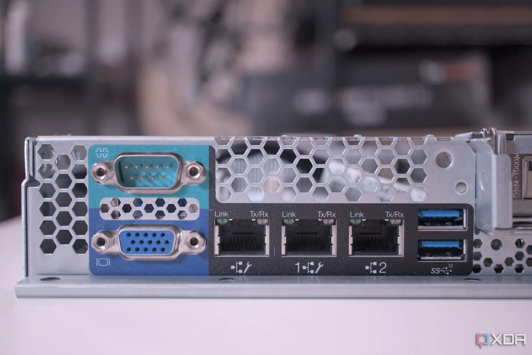 Mặt sau của máy chủ Lenovo ThinkServer SR250 V2, thiết bị thường dùng trong homelab cho dịch vụ tự host