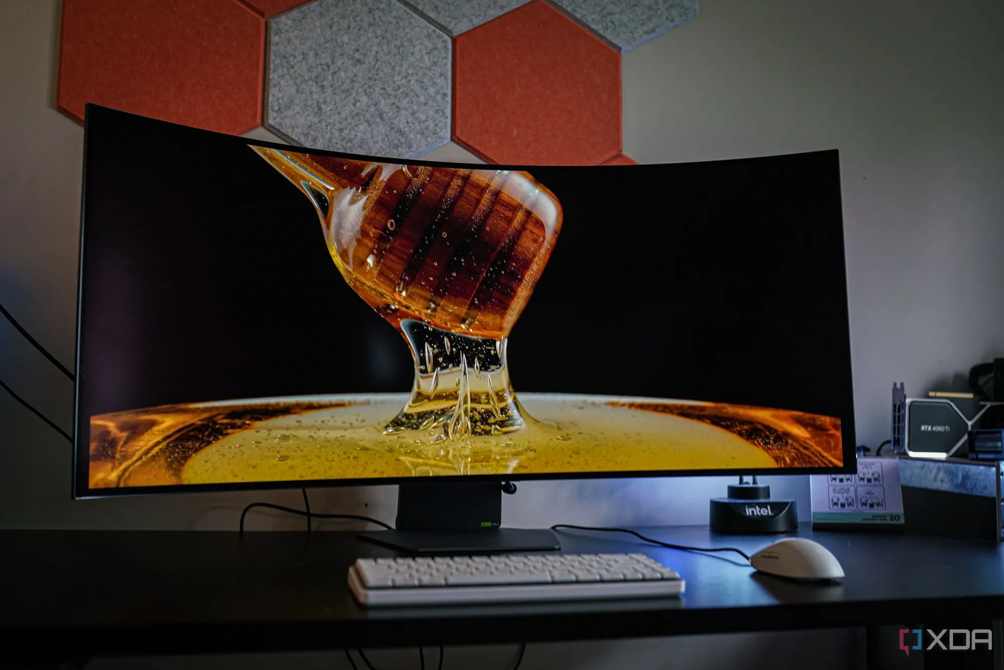 Mặt sau màn hình LG UltraGear 5K2K OLED cho thấy joystick OSD và cổng kết nối
