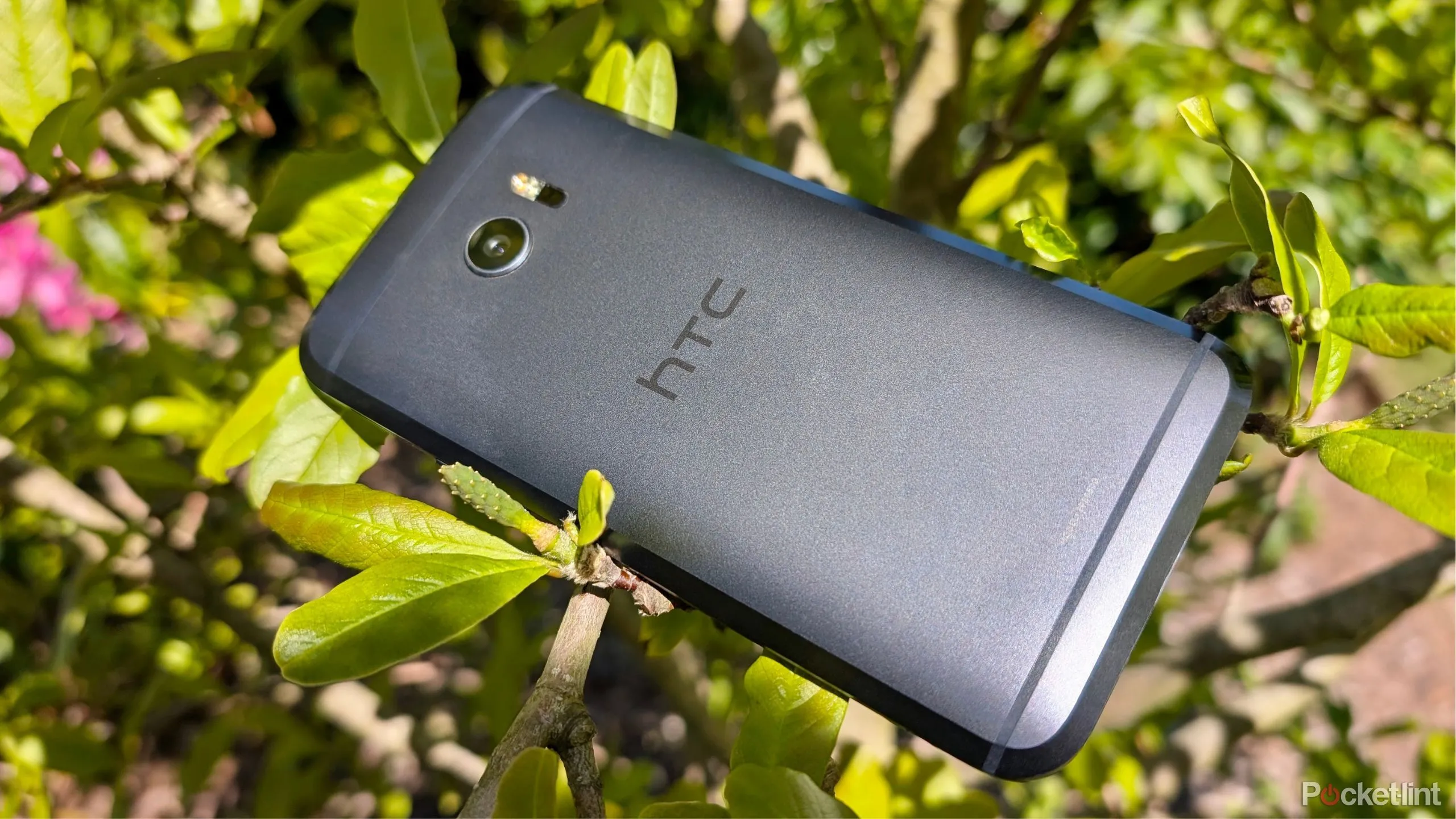 Mặt trước và cạnh bên của HTC 10 màu bạc, làm nổi bật các phím điều hướng và viền vát