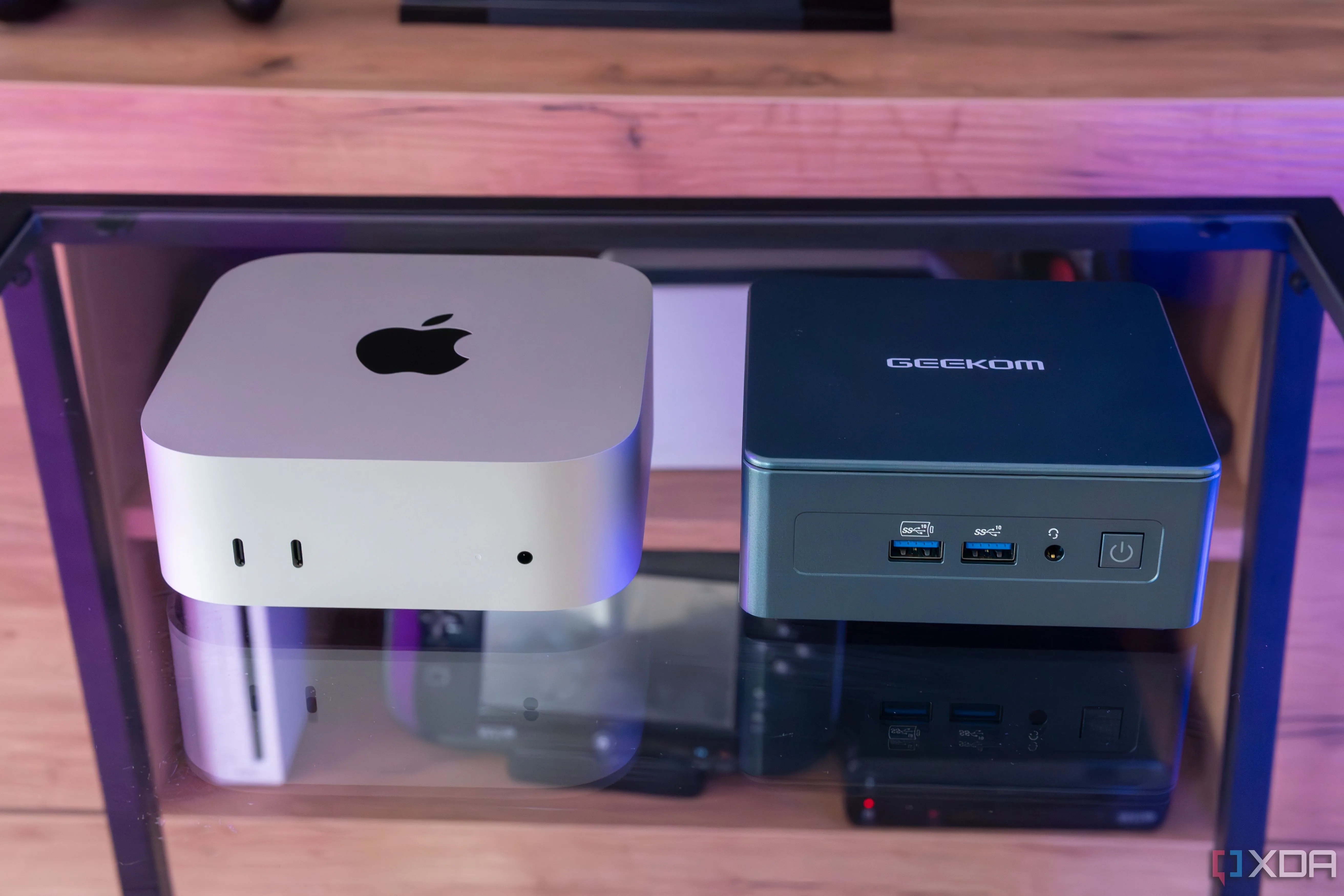 Máy Mac Mini M4 cạnh PC mini Geekom, minh họa cho môi trường macOS