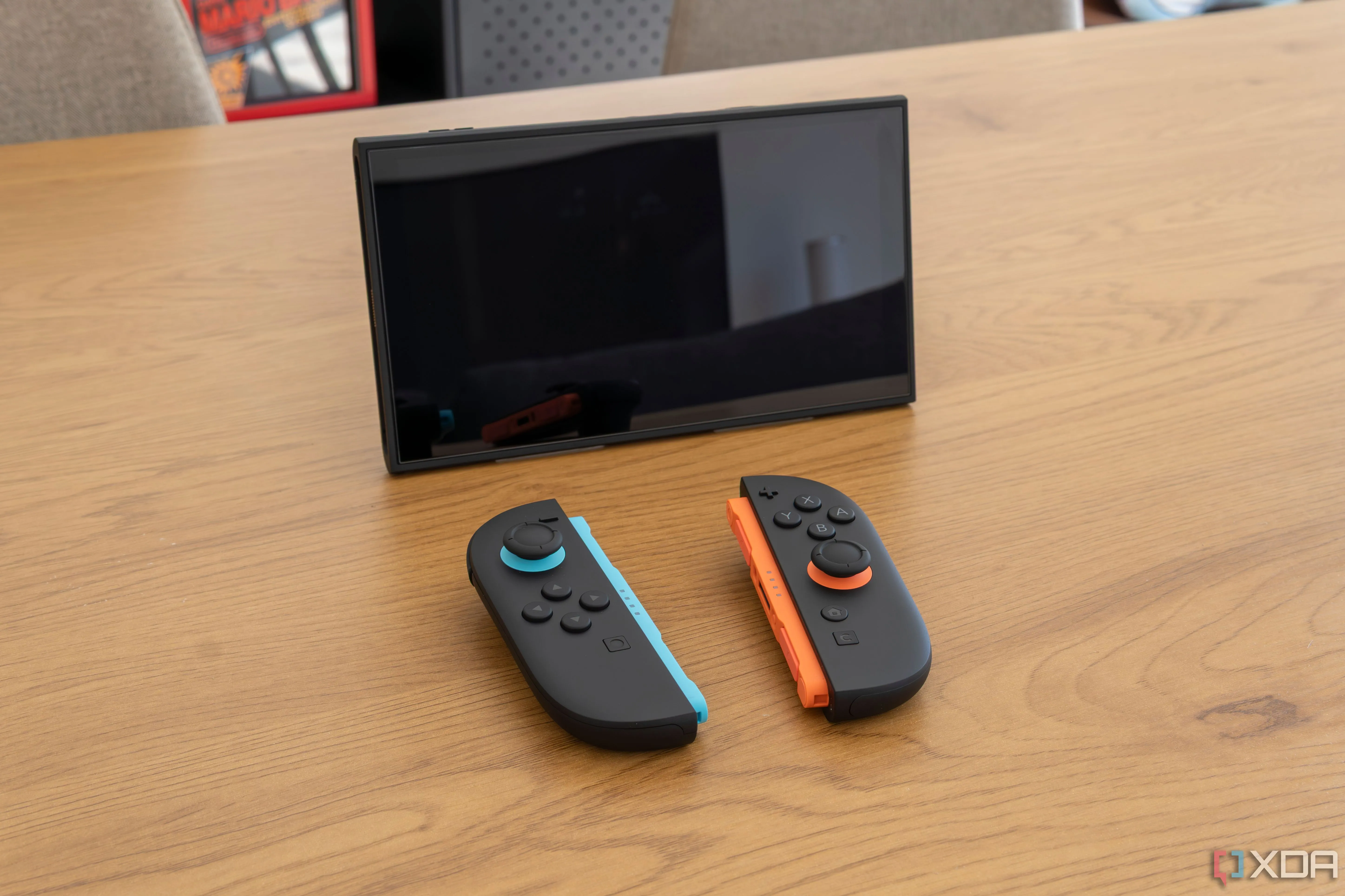 Máy Nintendo Switch 2 ở chế độ tabletop với hai bộ điều khiển Joy-Con 2 đặt phía trước
