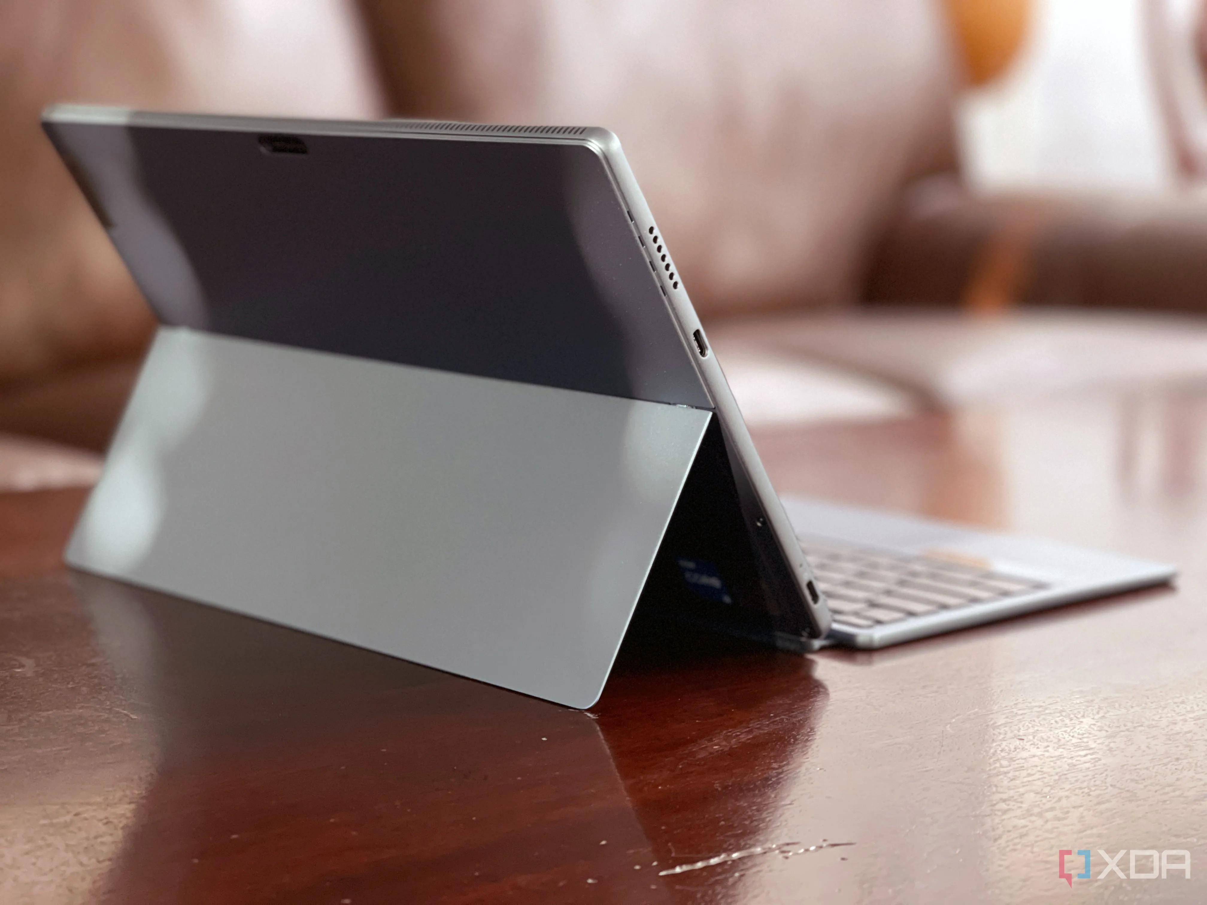 Máy tính bảng Lenovo IdeaPad Duet 5i nhìn từ phía sau, đặt trên bàn