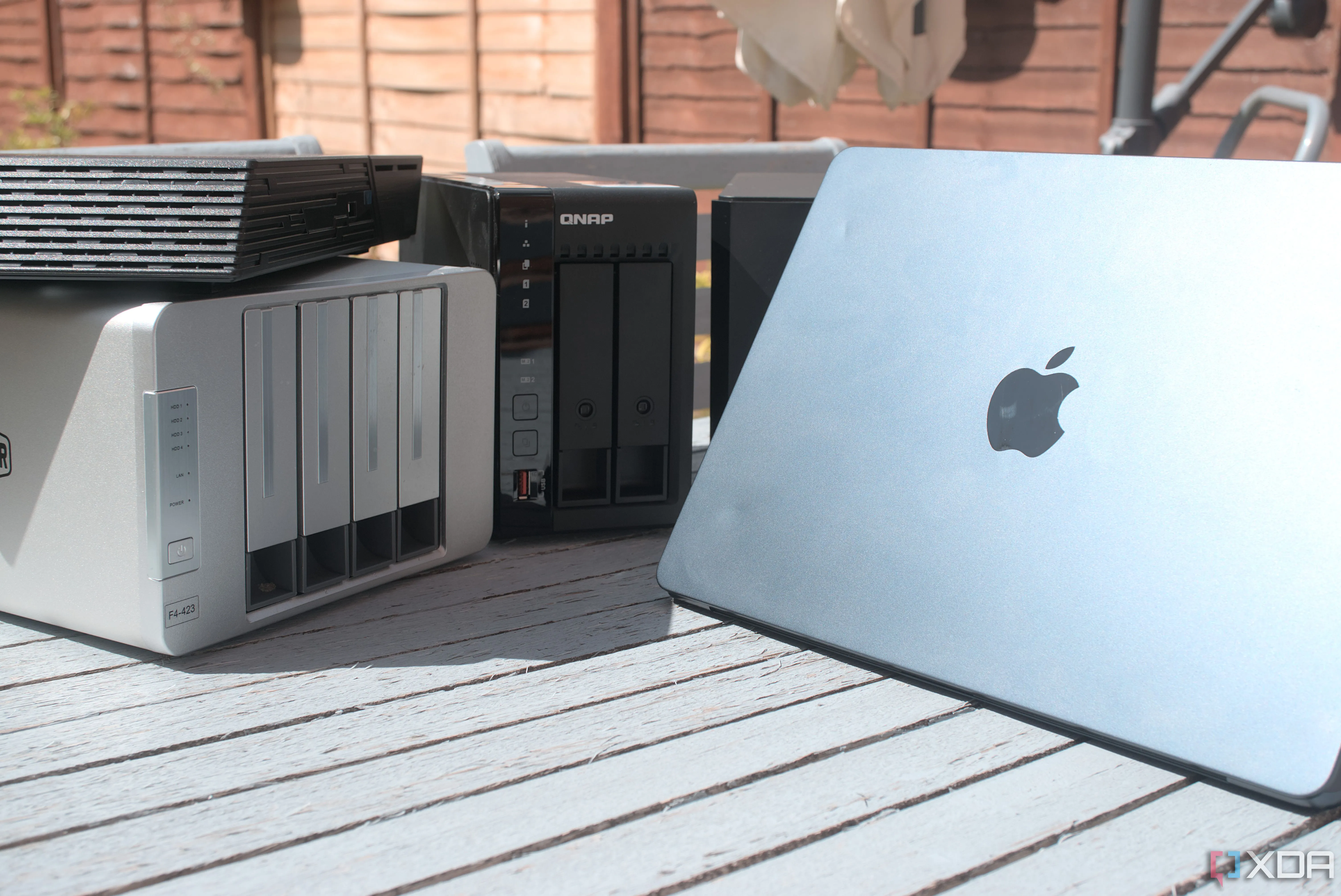 Máy tính MacBook Air kết nối với NAS tại nhà, minh họa việc truy cập dữ liệu và sử dụng các công cụ sao lưu, snapshot