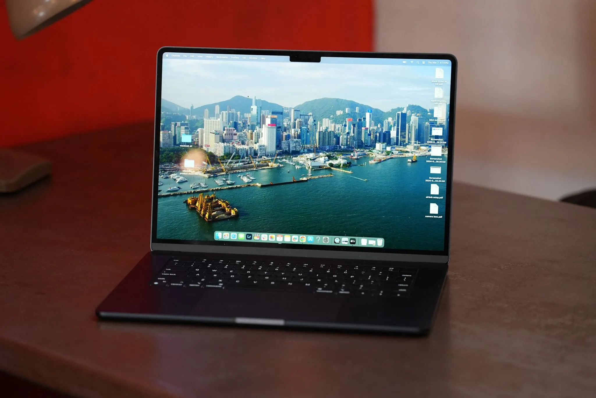 Máy tính xách tay MacBook Air M3 trên bàn làm việc, biểu tượng của trải nghiệm macOS