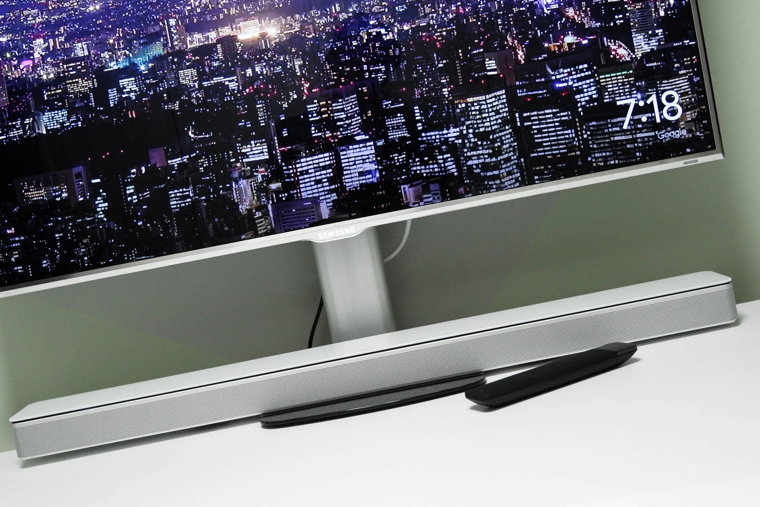 Minh họa vị trí đặt loa soundbar gọn gàng ngay dưới màn hình máy tính.