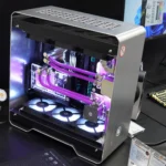 Mô tả dàn PC custom cao cấp với tản nhiệt nước, khung kim loại màu bạc, minh họa cho độ sâu của thế giới phần cứng PC.