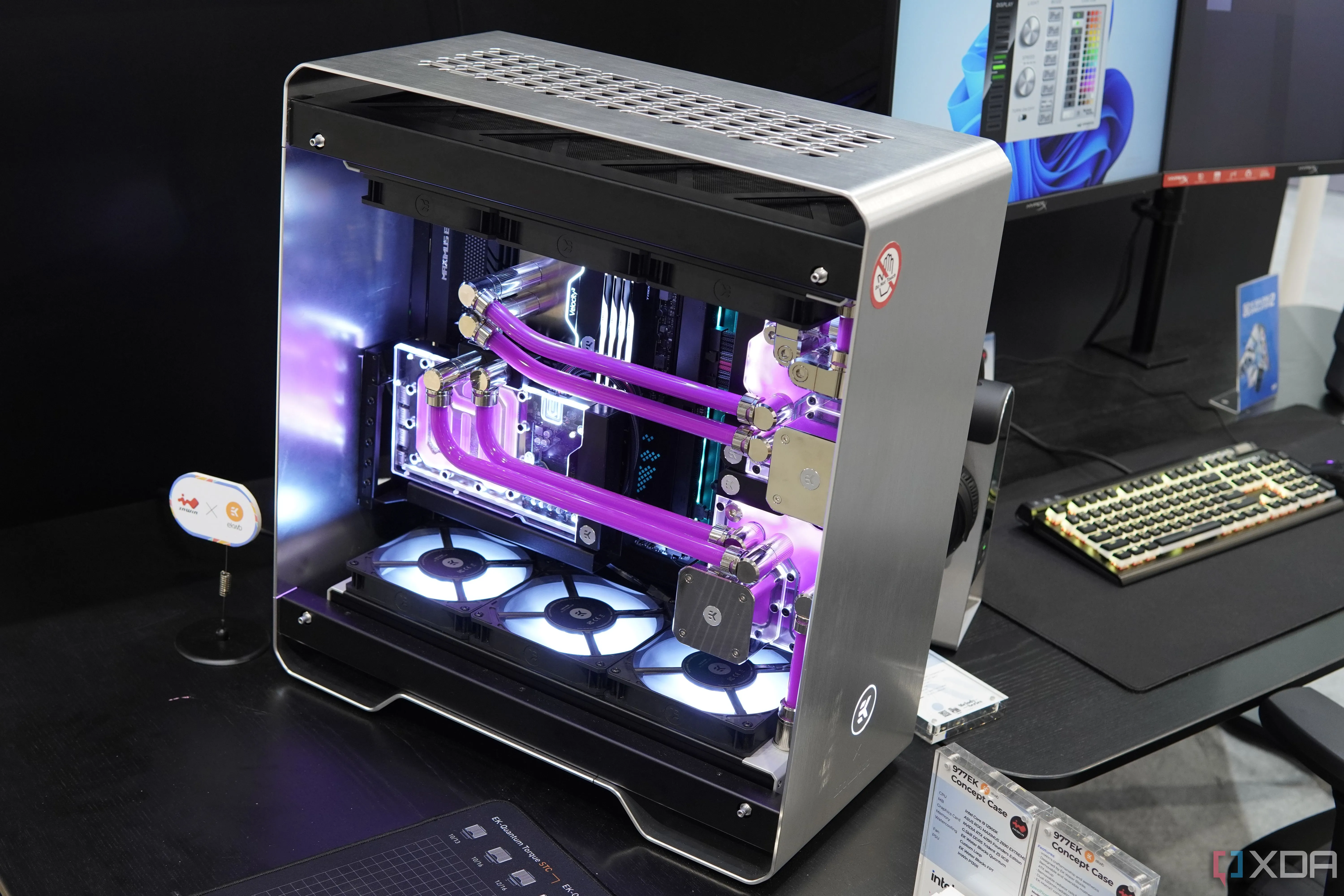 Mô tả dàn PC custom cao cấp với tản nhiệt nước, khung kim loại màu bạc, minh họa cho độ sâu của thế giới phần cứng PC.