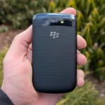 Một mẫu điện thoại BlackBerry cổ điển với bàn phím QWERTY