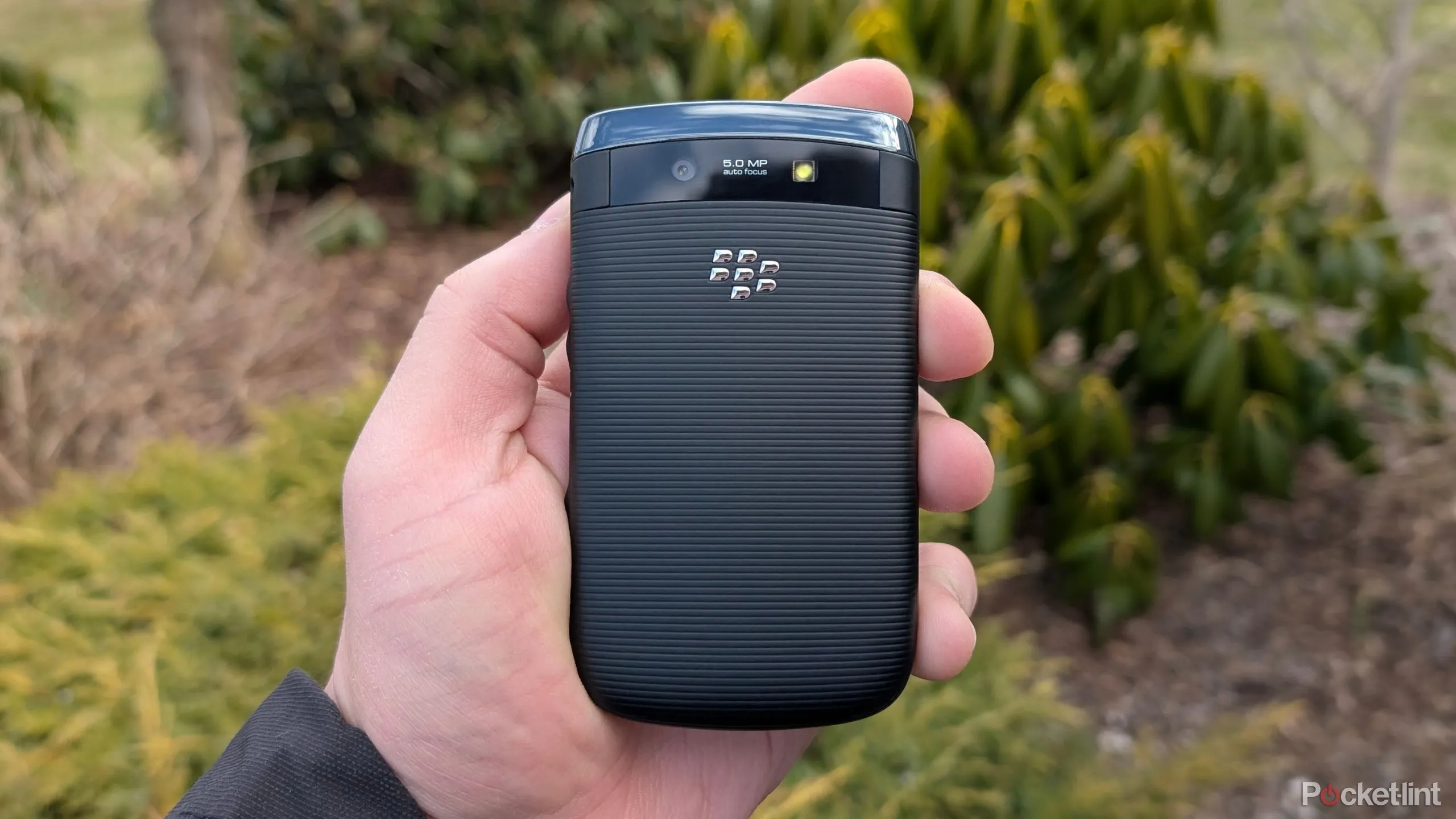 Một mẫu điện thoại BlackBerry cổ điển với bàn phím QWERTY