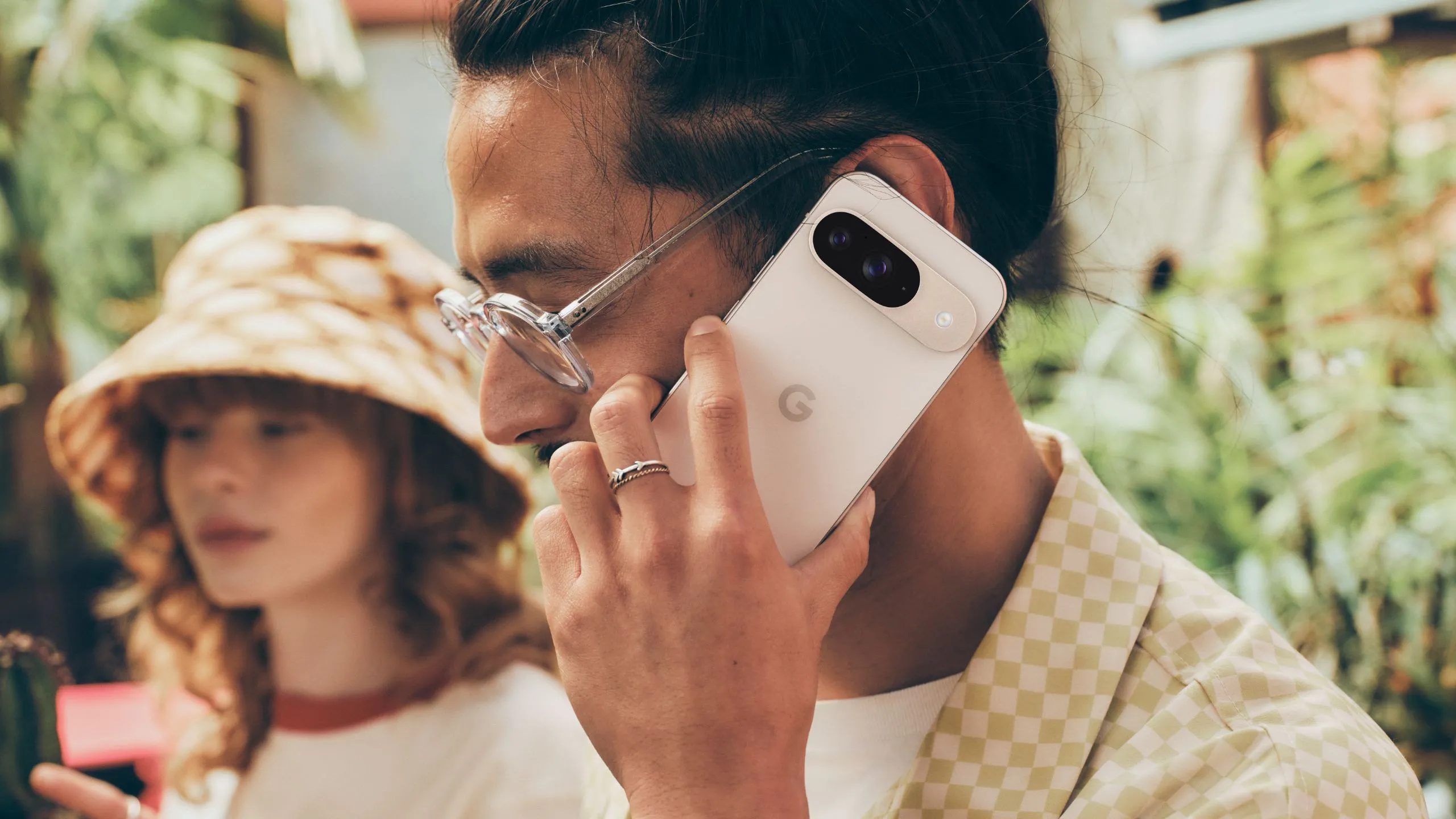 Một người đang sử dụng điện thoại Pixel 9, minh họa cho tính năng tương tự của Google