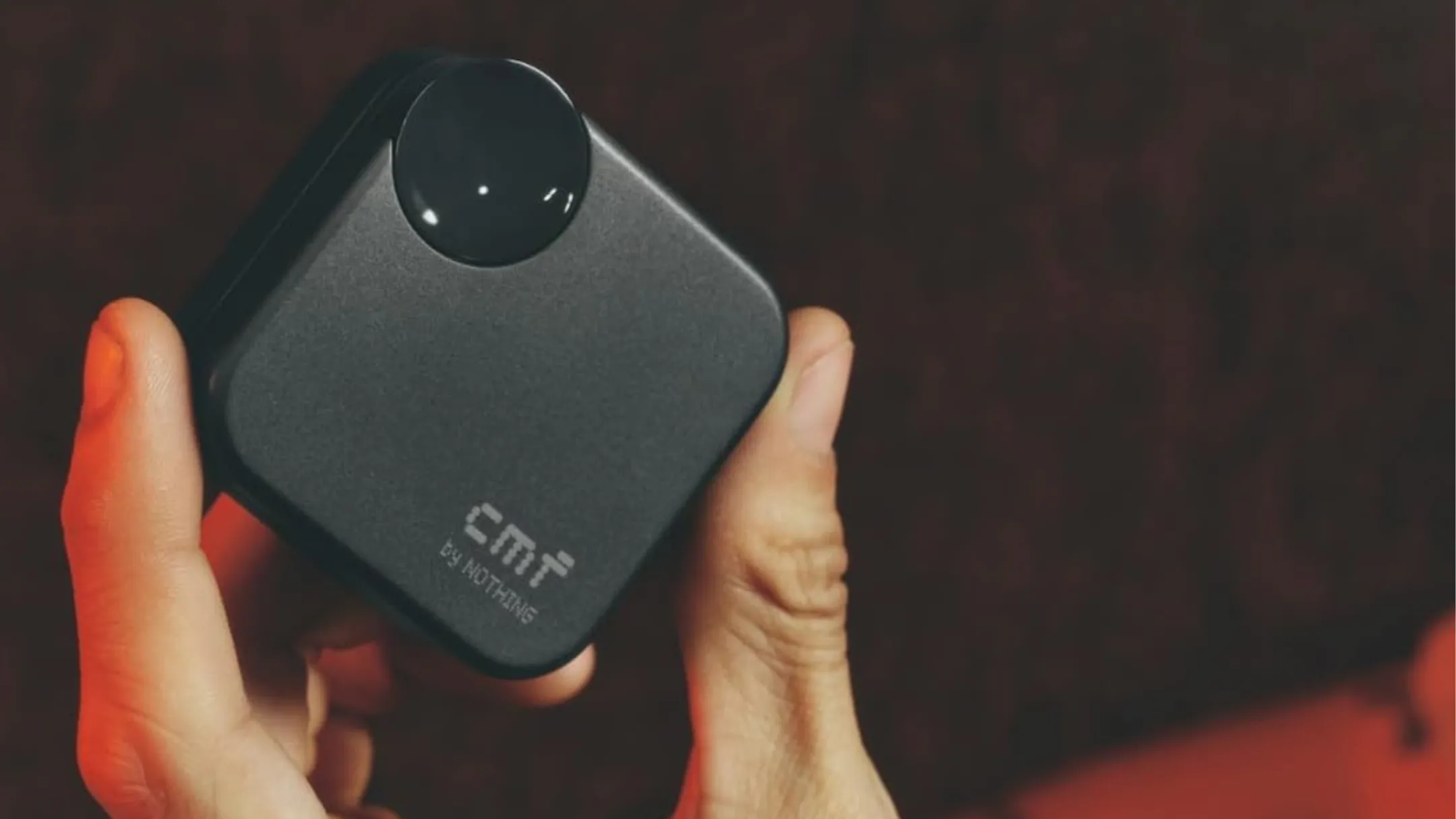 Người dùng đang cầm tai nghe không dây CMF Buds 2a