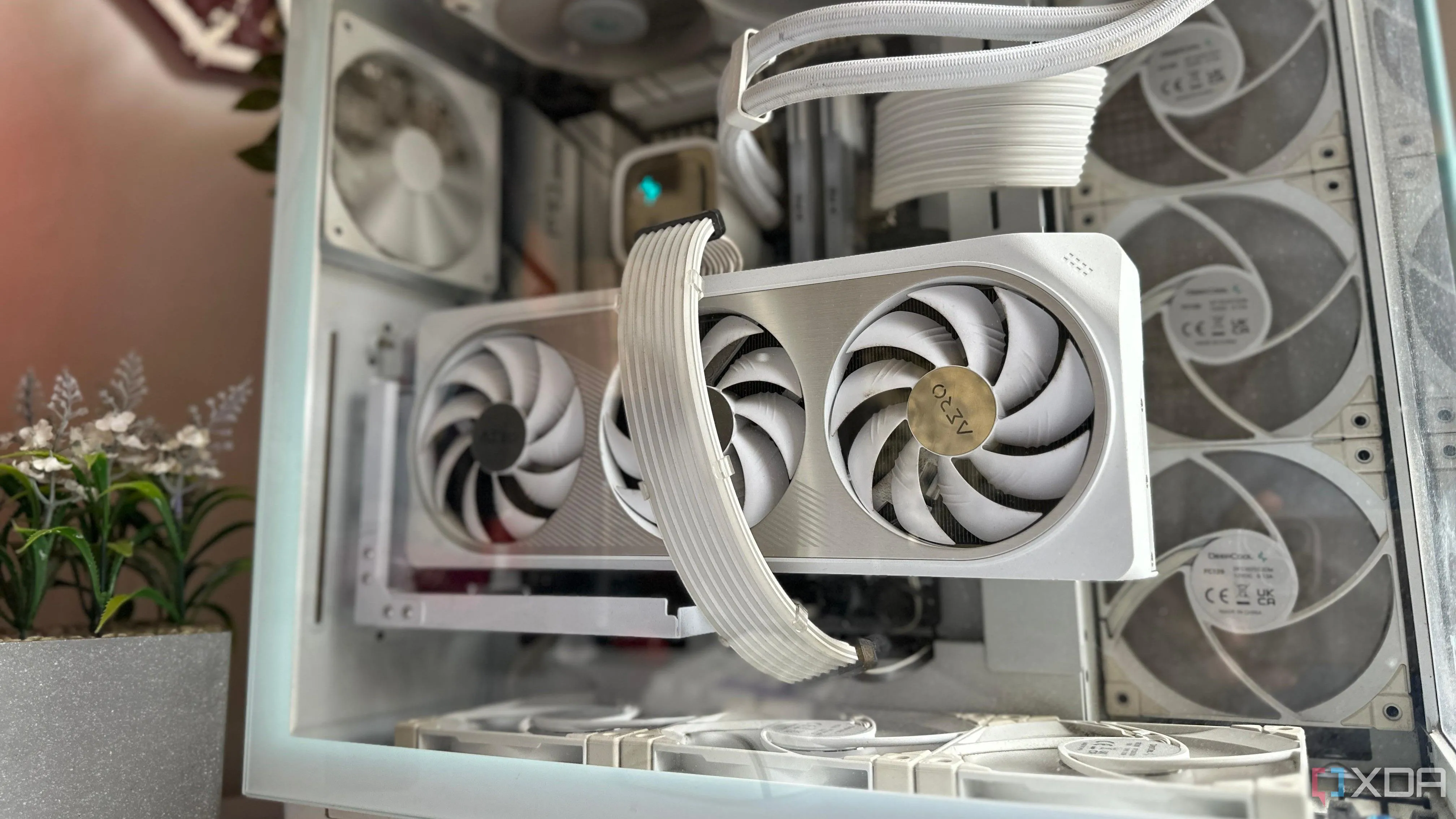 PC gaming màu trắng với card đồ họa (GPU) hiệu năng cao, minh họa cho việc đầu tư vào linh kiện đắt tiền.