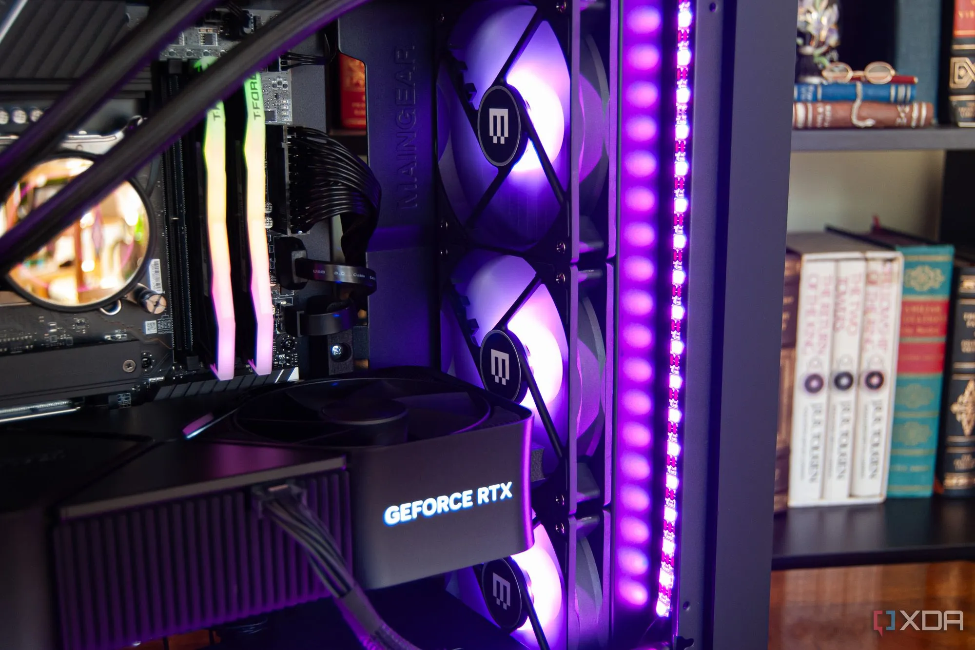 Quạt tản nhiệt AIO của dàn PC chơi game Maingear MG-1, minh họa nỗi lo về nhiệt độ CPU GPU