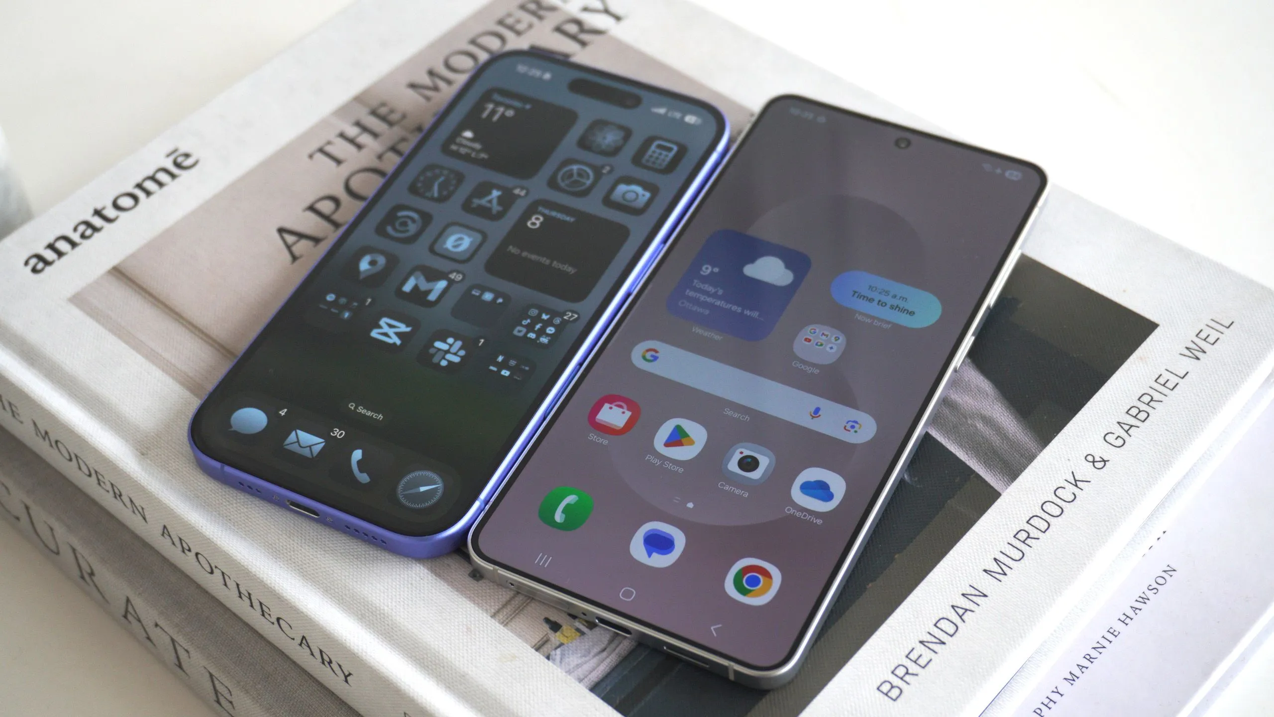 So sánh thiết kế giữa điện thoại Samsung Galaxy S25 Edge và iPhone 16
