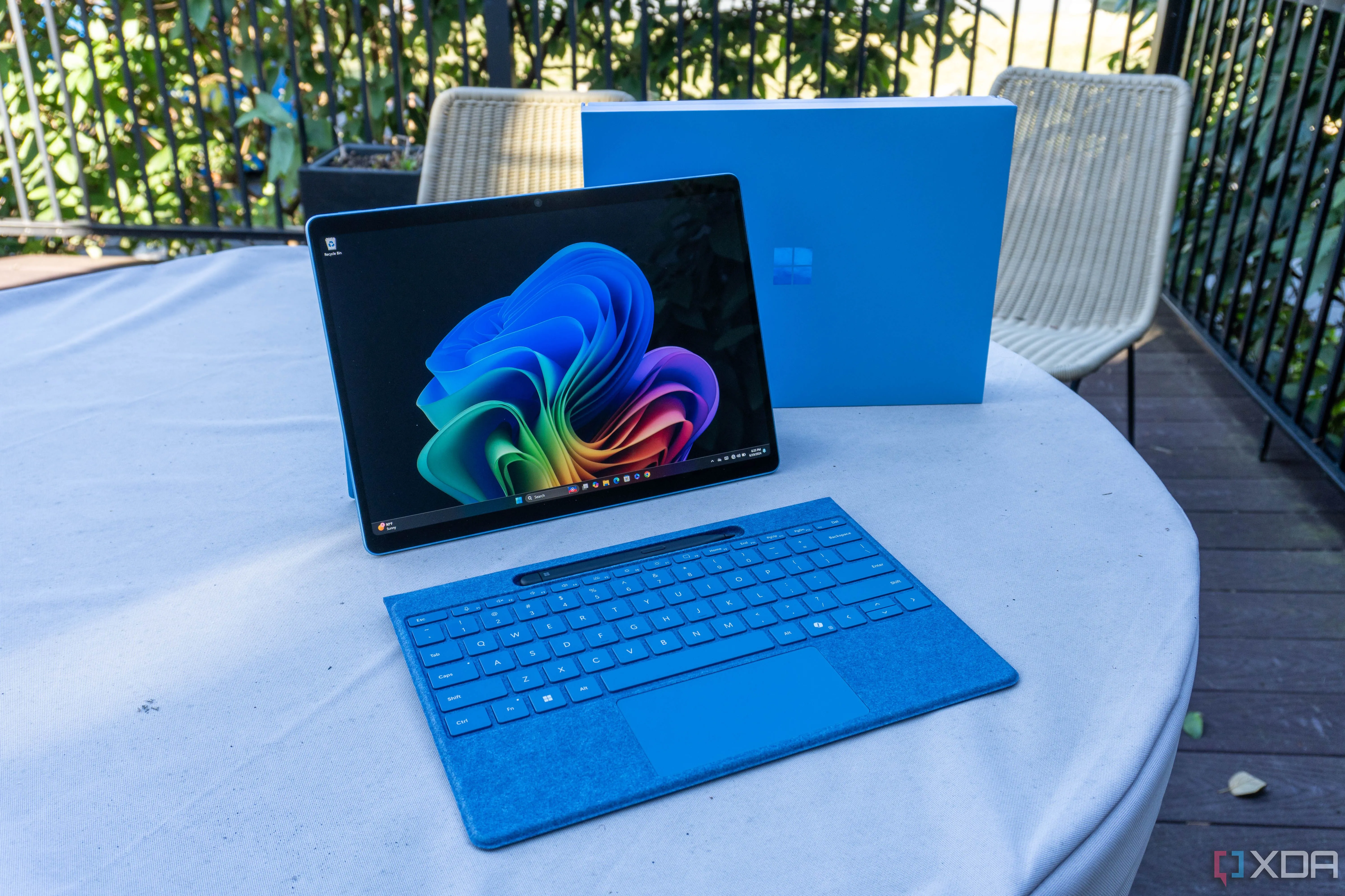 Surface Pro 11 gắn kèm bàn phím Flex Keyboard