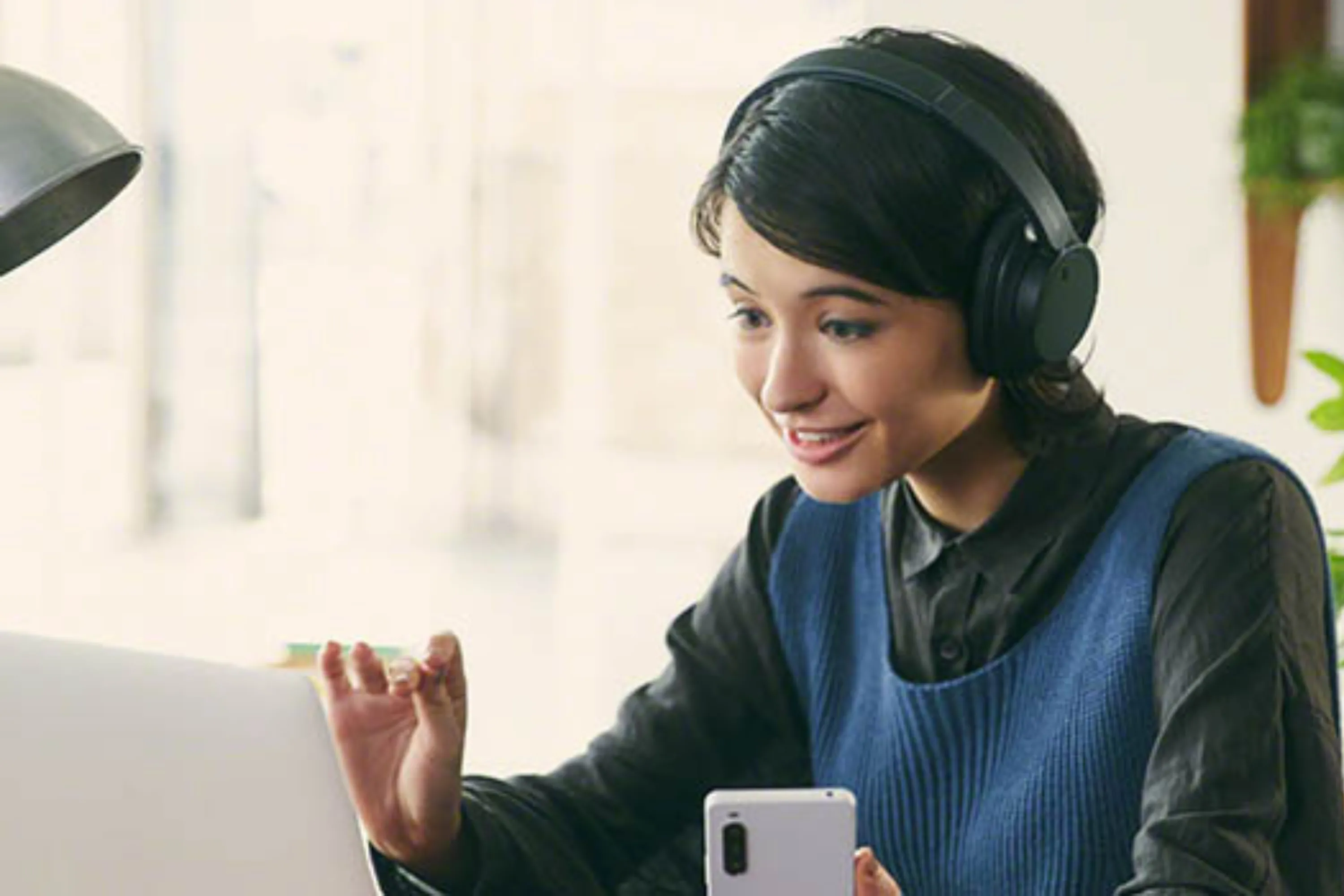 Tai nghe không dây chống ồn Sony WH-CH720N màu đen đang được đeo